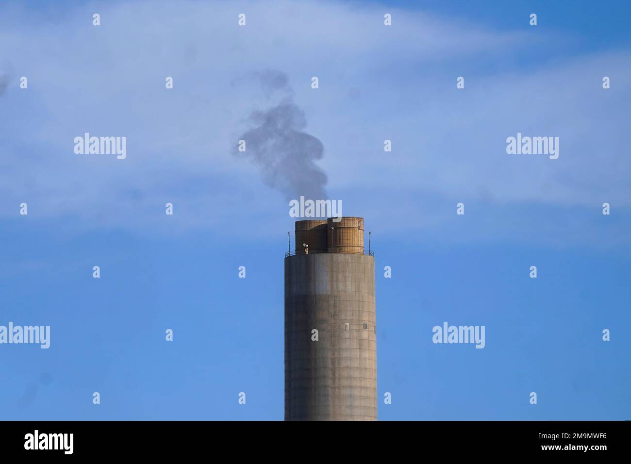 FILE - A smokestack stands at a coal plant on June 22, 2022, in Delta, Utah. NASA on Tuesday, Nov. 29, announced that its GeoCarb mission, which was supposed to be a low-cost satellite to monitor carbon dioxide, methane and how plant life changes over North and South America, was being killed because of cost overruns. (AP Photo/Rick Bowmer, File) Banque D'Images