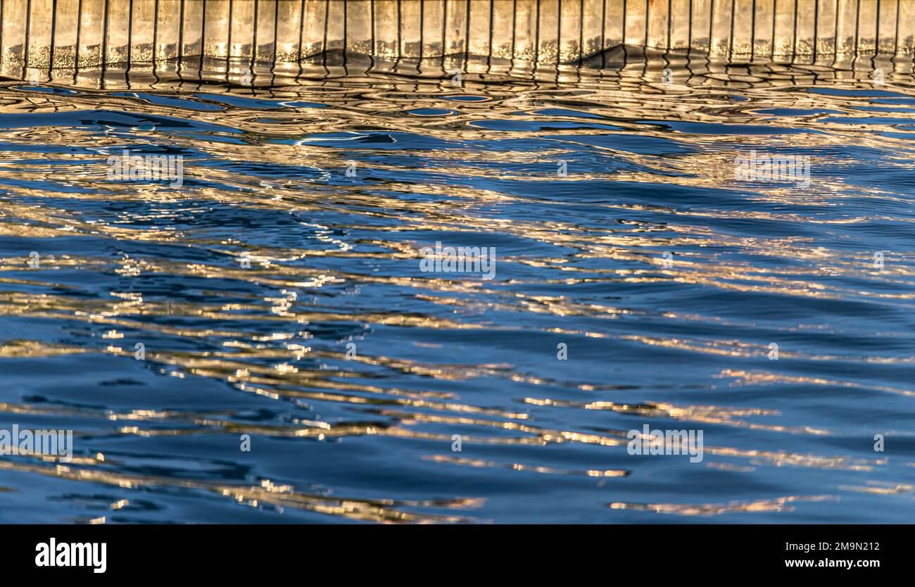 Réflexions de coucher de soleil dans les vagues d'une rivière Banque D'Images