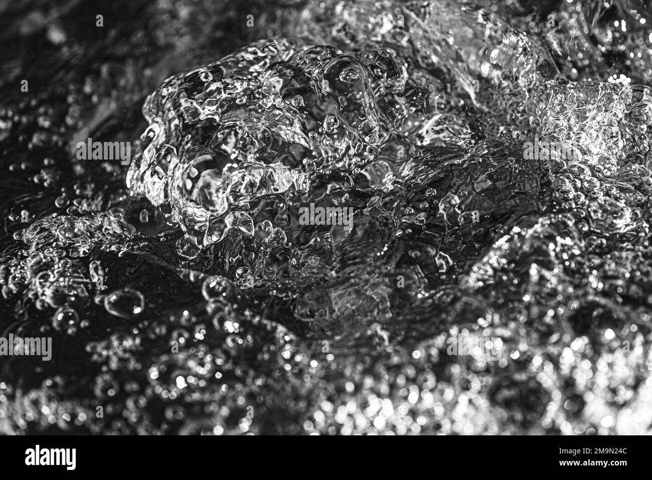 Gros plan noir et blanc de l'eau du jacuzzi Banque D'Images