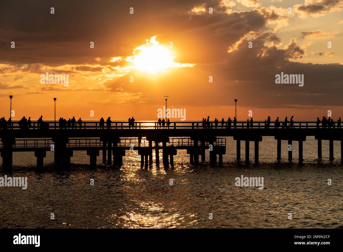 Le magnifique pont historique de Palanga sur la mer Baltique au coucher du soleil en Lituanie Banque D'Images