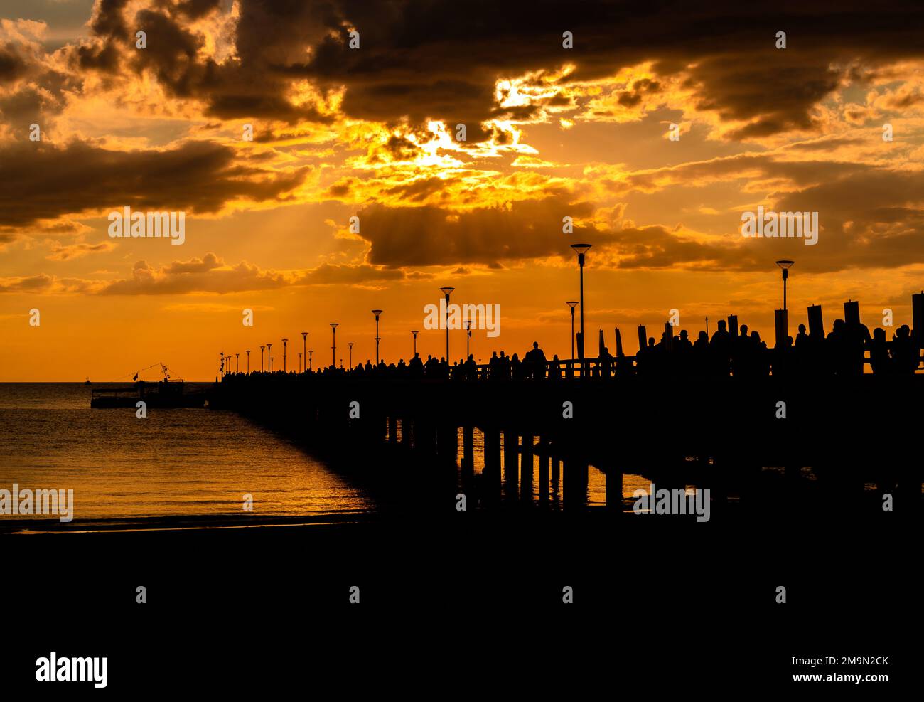 Le magnifique pont historique de Palanga sur la mer Baltique au coucher du soleil en Lituanie Banque D'Images