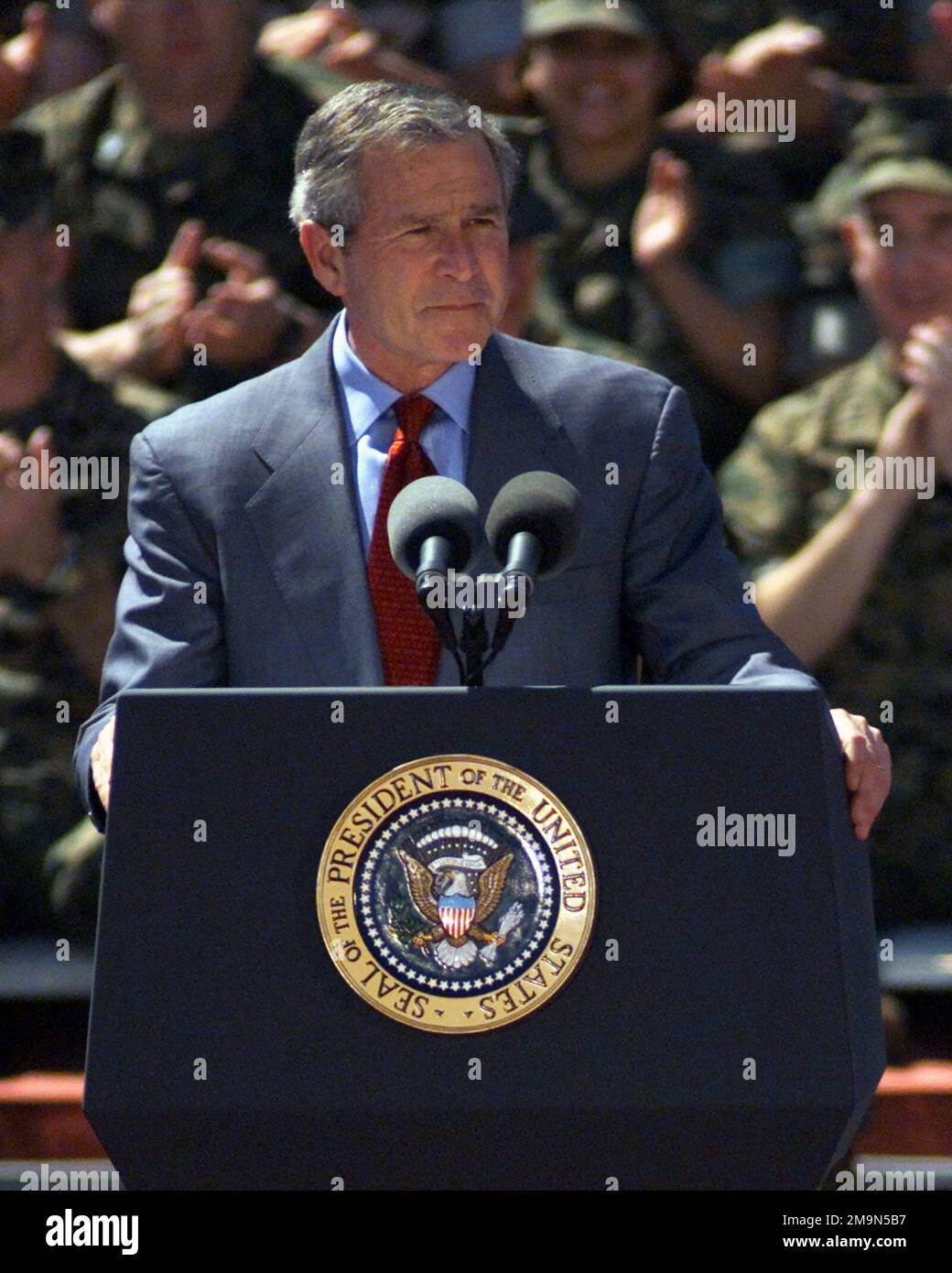 LE président AMÉRICAIN George W. Bush s'adresse à une foule d'environ 20 000 militaires et membres de leur famille à la base du corps des Marines (MCB), Camp Lejeune, en Caroline du Nord. Base: Base du corps marin, Camp Lejeune État: Caroline du Nord (NC) pays: États-Unis d'Amérique (USA) scène Major Commandement montré: COMMANDANT EN CHEF Banque D'Images