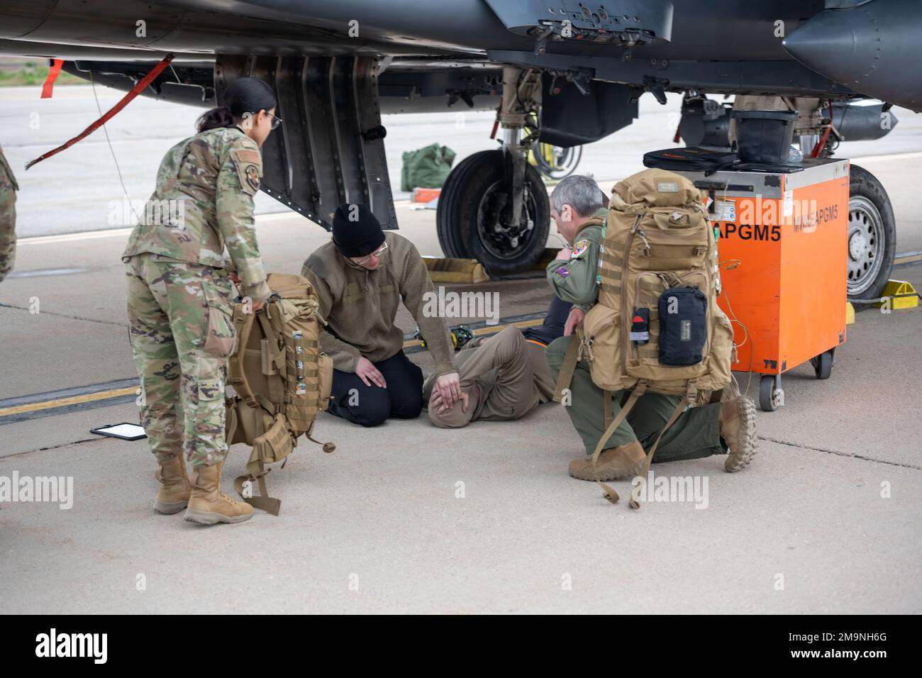 Le personnel médical de 366th Medical Group, base aérienne de Mountain Home, Idaho, fournit une assistance médicale après une blessure simulée à la tête sur la ligne aérienne pendant l'exercice Raging Gunfighter 22-2 à la base aérienne de Hill, Idaho, 19 mai 2022. Raging Gunfighter garantit que la force est capable de s’intégrer rapidement, d’établir une logistique et des communications au sein du centre de commandement et de contrôle du théâtre, de recevoir des forces de suivi, de continuer à générer la mission et de projeter le pouvoir de combat dans les airs, l’espace et le cyberespace. Banque D'Images