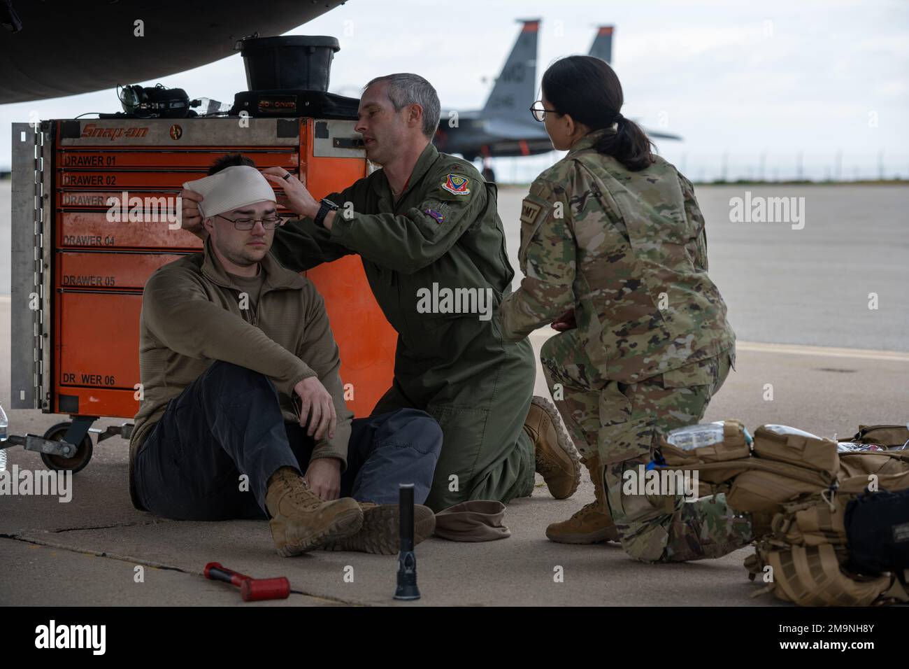 Le personnel médical de 366th Medical Group, base aérienne de Mountain Home, Idaho, fournit une assistance médicale après une blessure simulée à la tête sur la ligne aérienne pendant l'exercice Raging Gunfighter 22-2 à la base aérienne de Hill, Idaho, 19 mai 2022. Raging Gunfighter garantit que la force est capable de s’intégrer rapidement, d’établir une logistique et des communications au sein du centre de commandement et de contrôle du théâtre, de recevoir des forces de suivi, de continuer à générer la mission et de projeter le pouvoir de combat dans les airs, l’espace et le cyberespace. Banque D'Images