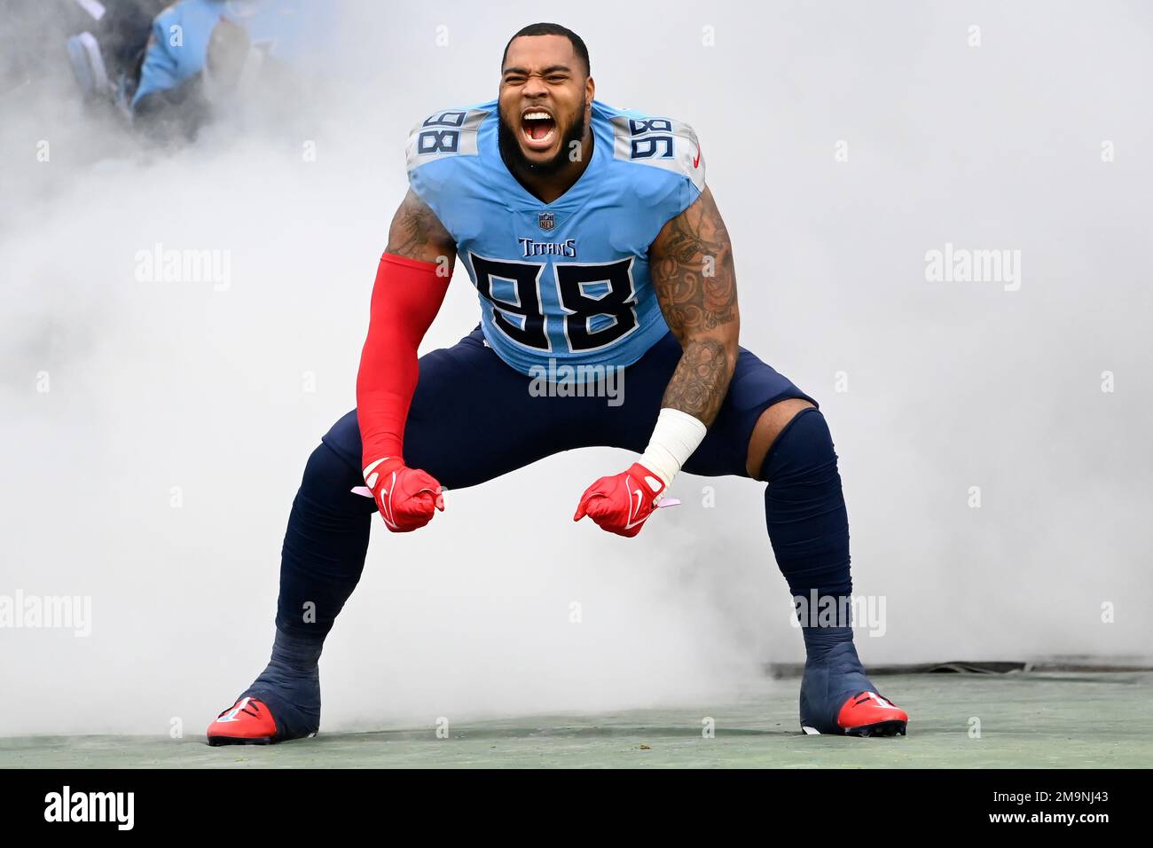 Tennessee Titans defensive tackle Jeffrey Simmons (98) runs onto the field before an NFL football game against the Cincinnati Bengals Sunday, Nov. 27, 2022, in Nashville, Tenn. (AP Photo/Mark Zaleski) Banque D'Images