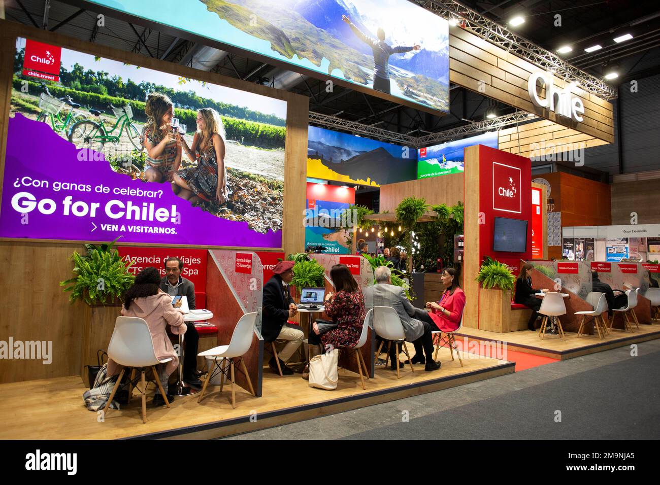 Madrid, Espagne. 18th janvier 2023. Stand du Chili lors de la célébration de l'ouverture du salon international du tourisme (FITUR) 2023 à Madrid. Le Guatemala sera un pays partenaire à l'édition 43rd de la FITUR, qui réunit 131 pays. Crédit : SOPA Images Limited/Alamy Live News Banque D'Images