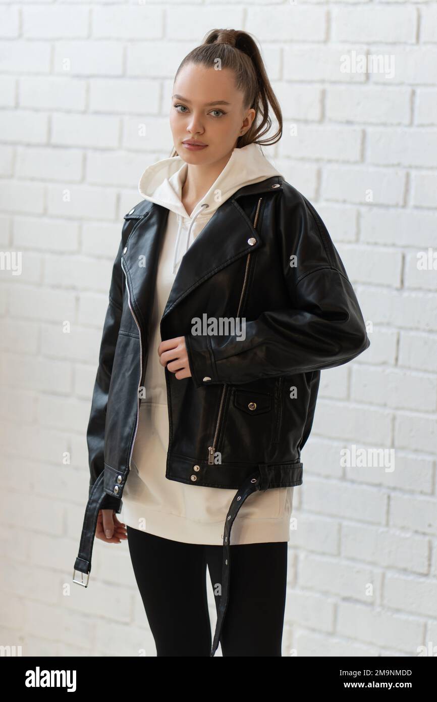 isolation design noir mode veste fermeture à glissière vêtements fond vêtements décontracté style cuir blanc Banque D'Images