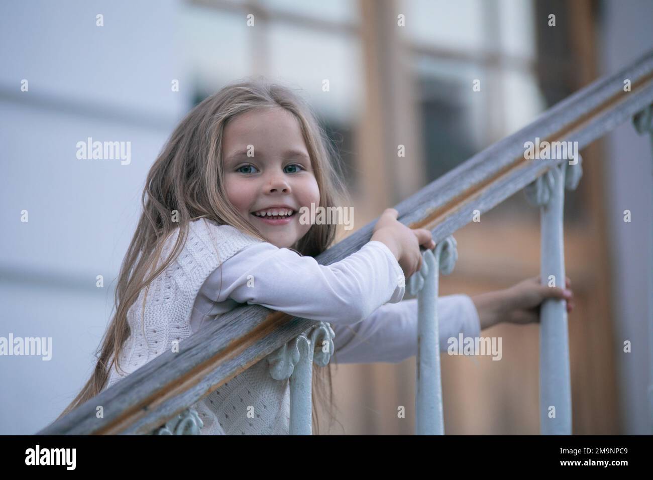 Belle petite fille marchant dans un parc Banque D'Images