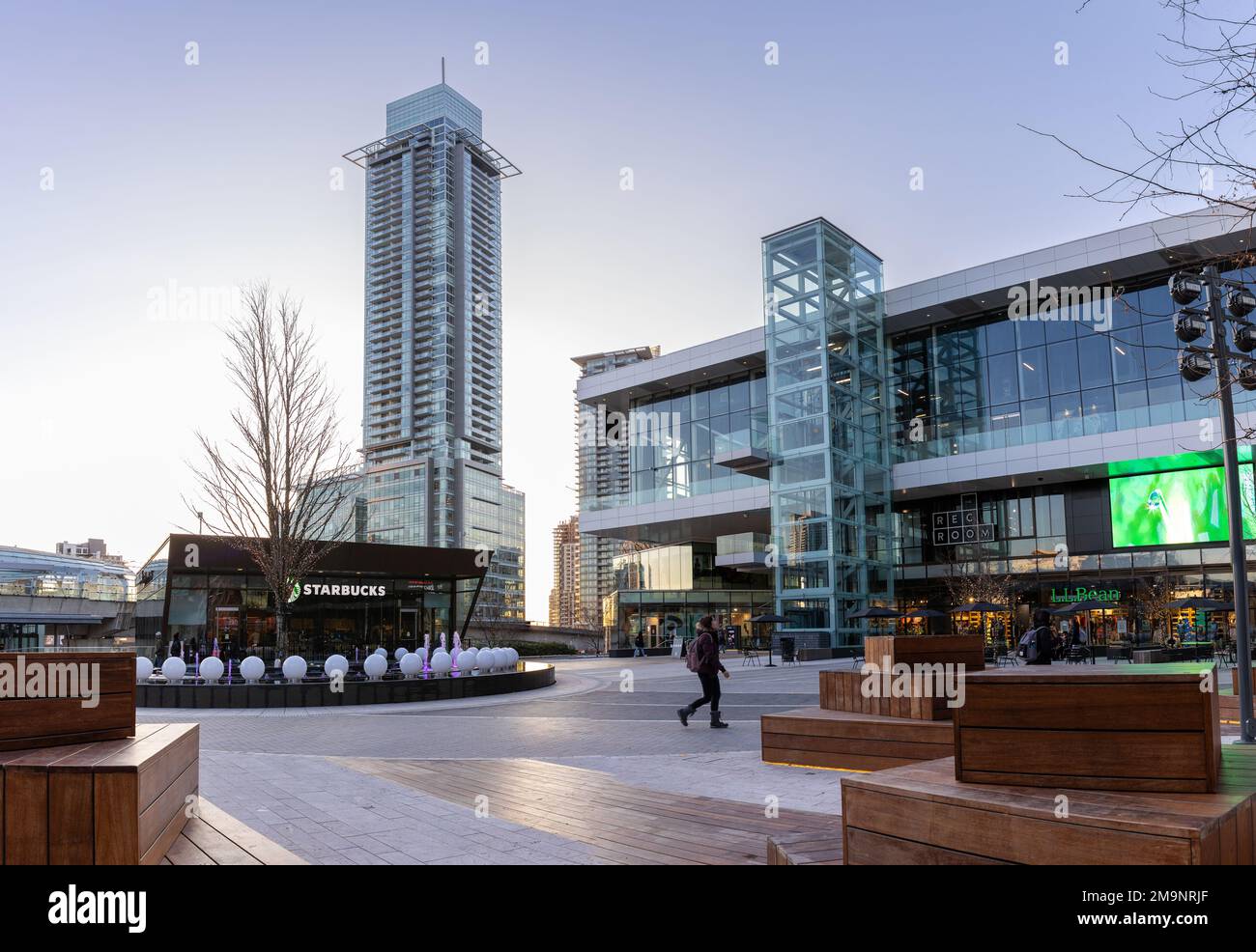 BURNABY, C.-B., CANADA - DEC 12, 2022: Plaza au centre commercial Brentwood Centre, nouvellement construit. Banque D'Images