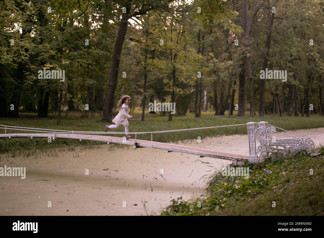 Belle petite fille marchant dans un parc Banque D'Images