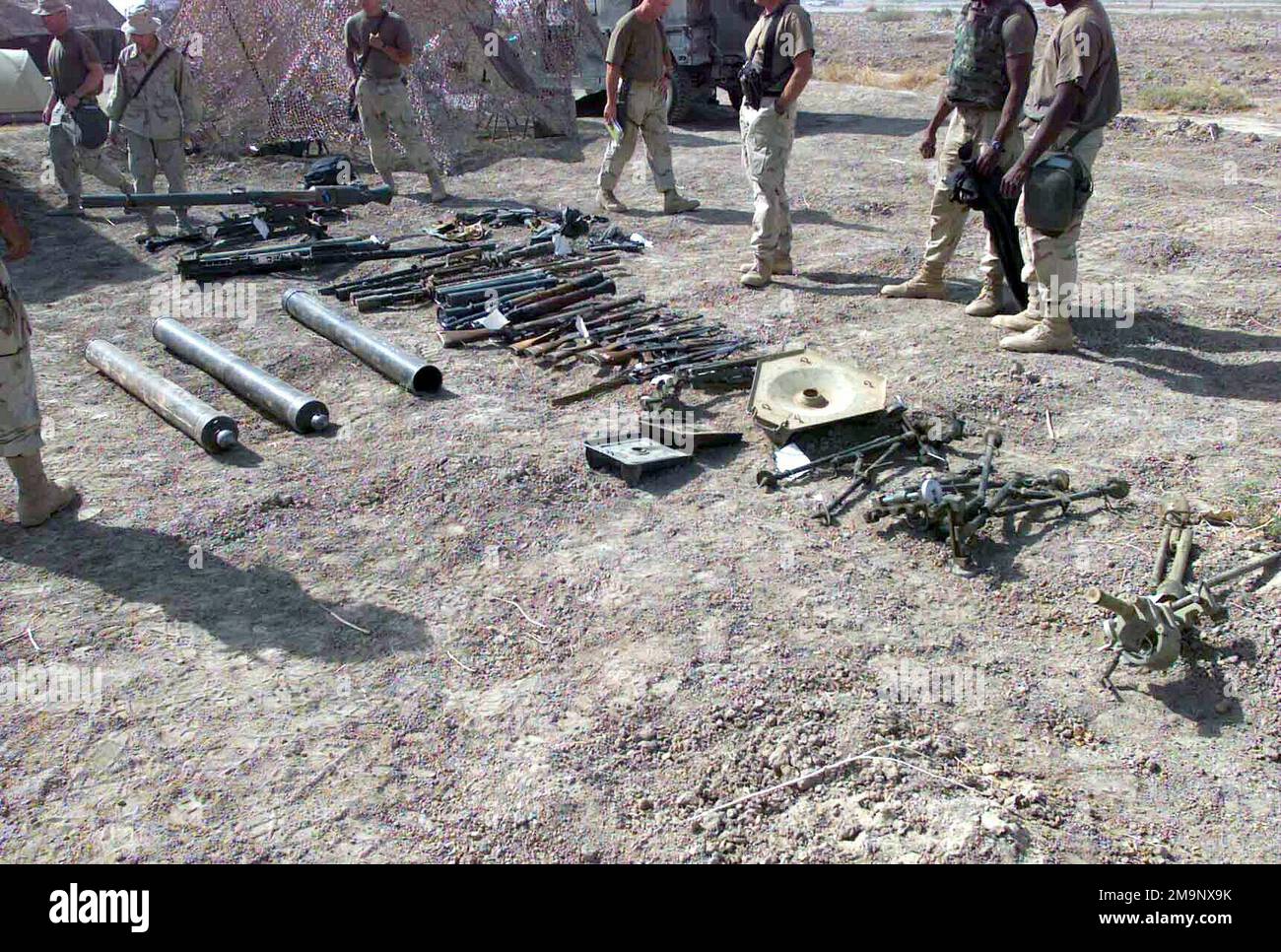 Une cache des armes irakiennes saisies est exposée après que le corps des Marines (US Marine corps) 24th Marine Expeditionary Unit (MEU), Special Operations Capares (SOC), a effectué une descente en Irak sur un siège d'El Fedayeen, au cours de l'opération LIBERTÉ IRAKIENNE. Objet opération/série: LIBERTÉ IRAQUIENNE pays: Irak (IRQ) Banque D'Images
