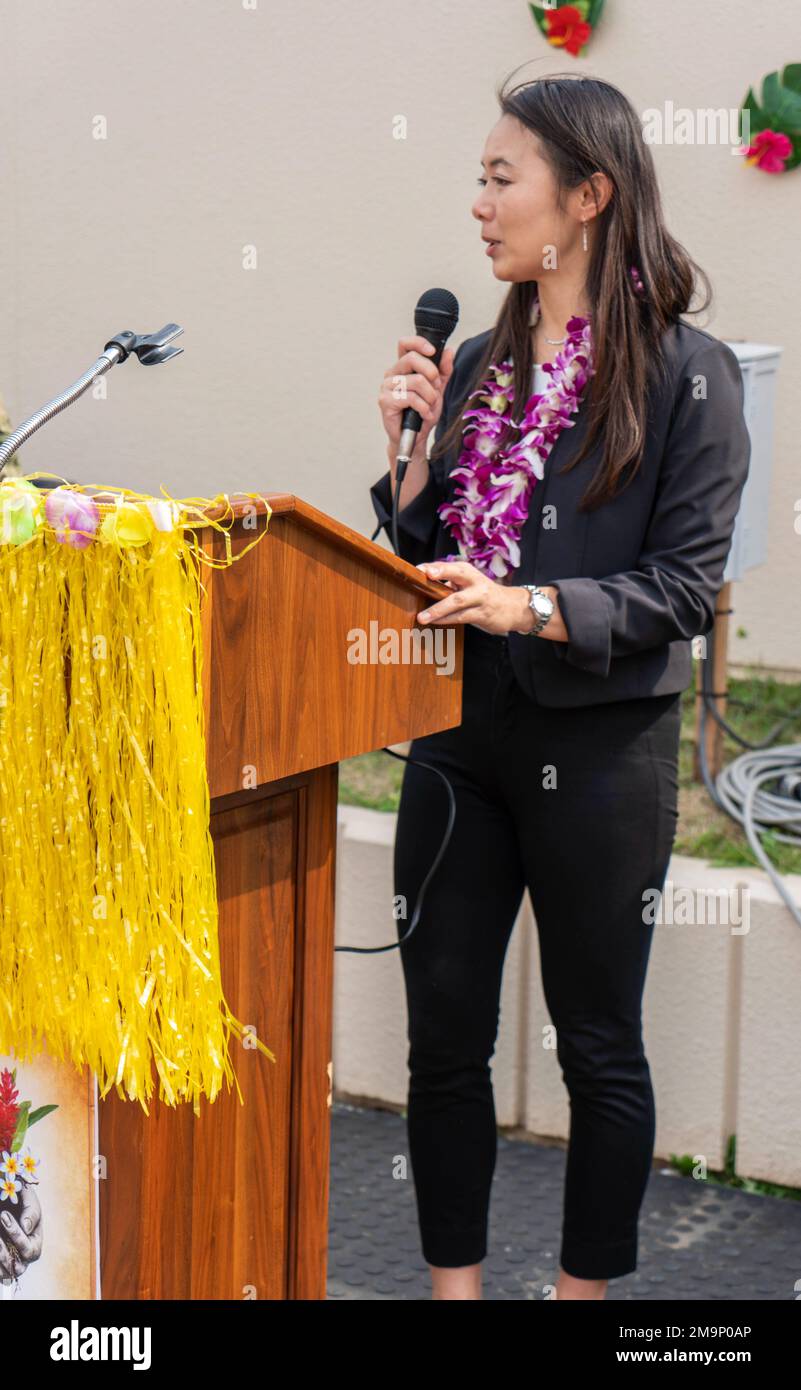 YOKOSUKA, Japon (20 mai 2022) – Yoko Masuda, entrepreneur principal en main-d'œuvre, présente un conférencier invité lors d'un événement du mois du patrimoine asiatique des îles du Pacifique (AAPI) au commandant du détachement de logement Ikego des activités de la flotte de Yokosuka (CFAY). Le mois du patrimoine de l'AAPI reconnaît les contributions et l'influence des Américains de l'AAPI sur l'histoire, la culture et les réalisations des États-Unis. Depuis plus de 75 ans, la CFAY fournit, entretient et exploite des installations et des services de base à l'appui des forces navales déployées à l'avant de la flotte américaine 7th, des commandements de locataires et des milliers de militaires et Banque D'Images