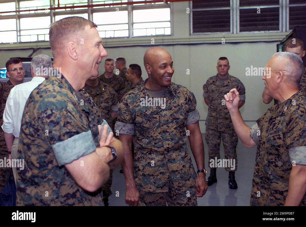 Le général (GEN) Michael W. Hagee, (à gauche), commandant du corps des Marines (MCC), et le sergent-major du corps des Marines Alford McMichael, (au centre), écoutent le colonel (col) Philip Newman, CHEF d'ÉTAT-MAJOR adjoint (AC/S), qui raconte les aventures que Marines ont vécues pendant l'entraînement à la station aérienne du corps des Marines (MCAS) Futenma. LE GÉN Hagee a visité le corps expéditionnaire maritime III (MEF) pour la première fois en tant que MCC. Au cours de sa visite, il a visité les bases situées à Okinawa, au Japon. Base: Camp Courtney État: Okinawa pays: Japon (JPN) scène Major Command illustrée: HQMC Banque D'Images