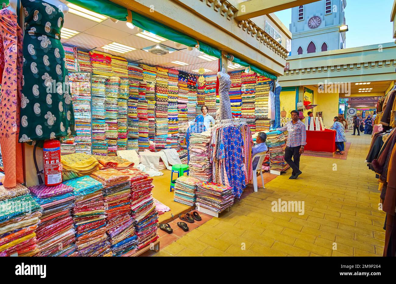 DUBAÏ, Émirats Arabes Unis - 6 MARS 2020 : la stalle du marché du tissu au Pakistan Pavillon du village global de Dubaï avec une grande quantité de fabri de couleur et brodée Banque D'Images
