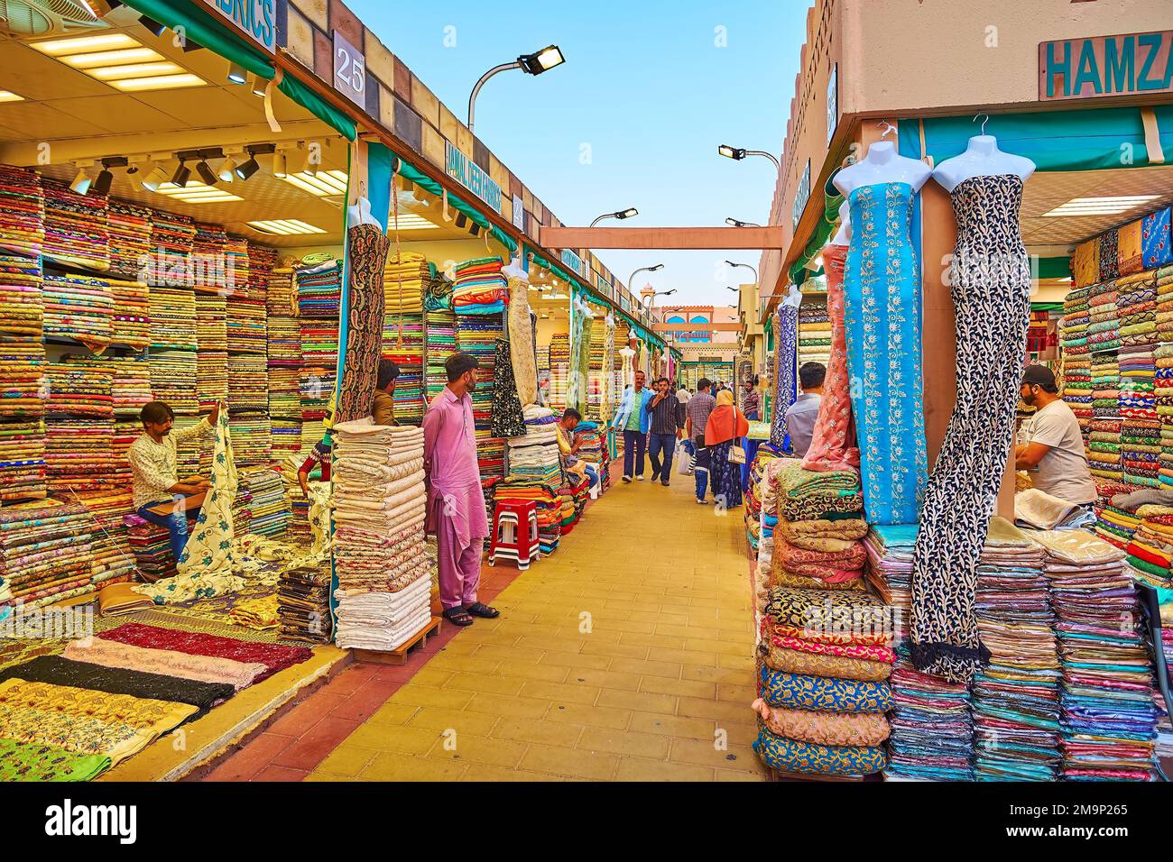 DUBAÏ, Émirats Arabes Unis - 6 MARS 2020 : la vaste gamme de textiles de couleur sur le marché du tissu du pavillon pakistanais, village mondial de Dubaï, sur 6 mars à Dubaï Banque D'Images