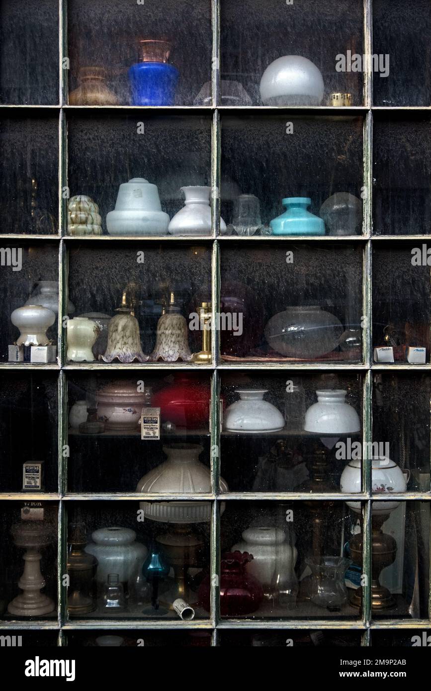Exposition de luminaires anciens dans la fenêtre de M. Purves Lamp Emporium, rue St Stephen, Édimbourg. Banque D'Images