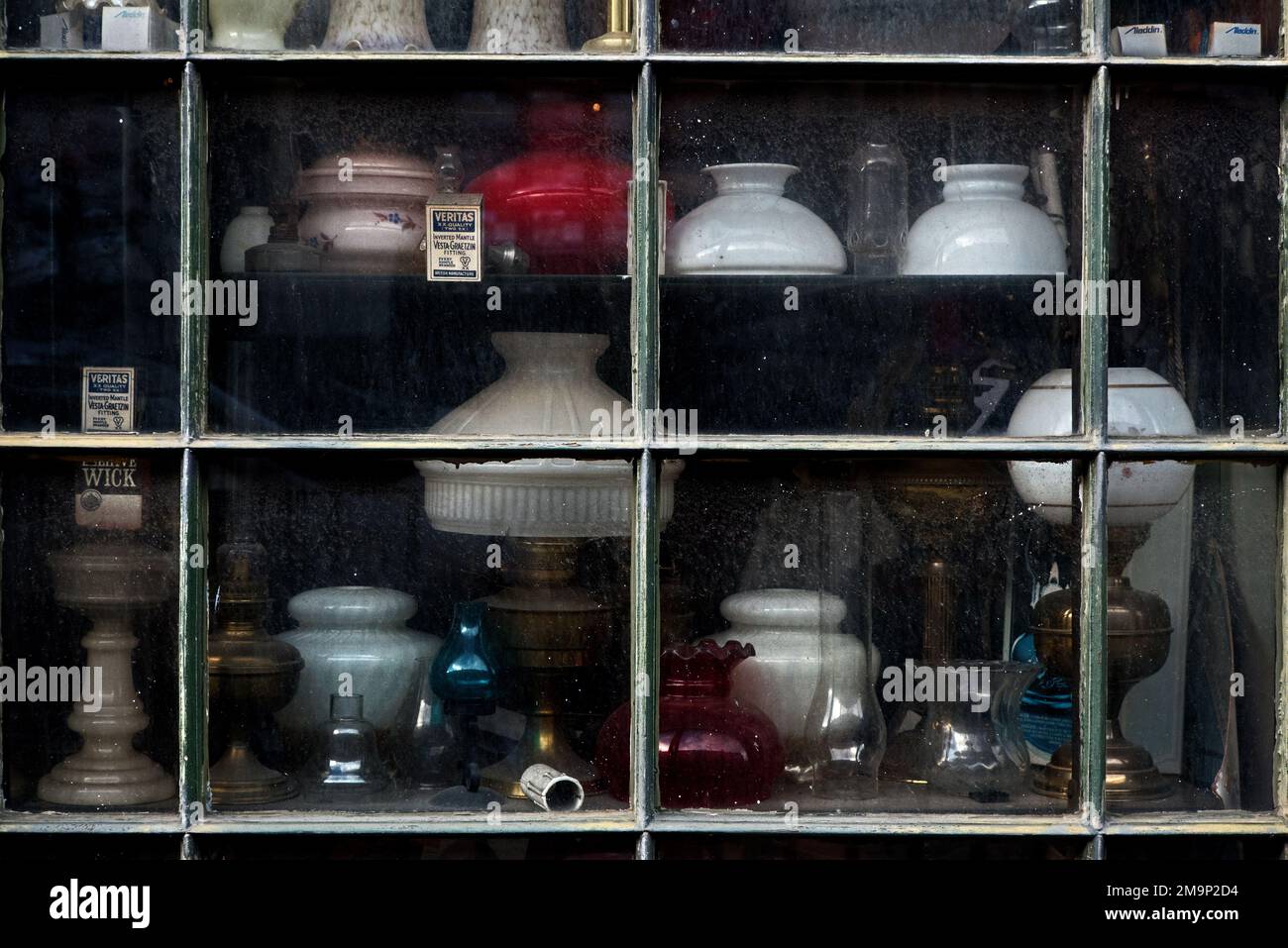 Exposition de luminaires anciens dans la fenêtre de M. Purves Lamp Emporium, rue St Stephen, Édimbourg. Banque D'Images