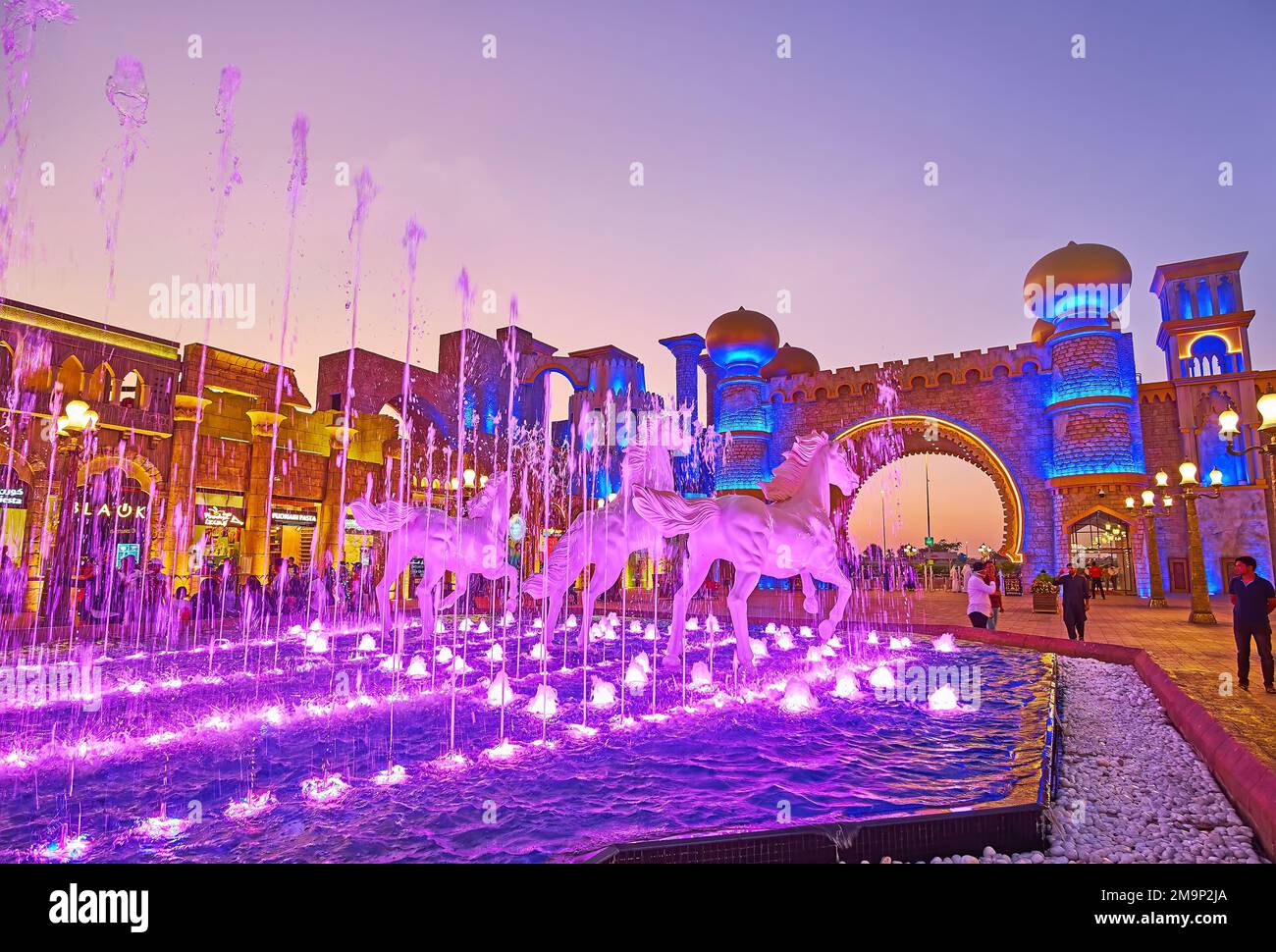 DUBAÏ, Émirats Arabes Unis - 6 MARS 2020 : les fontaines dansantes d'éclairage de la place de la culture du village global de Dubaï avec sculptures de chevaux et porte culturelle avec Banque D'Images