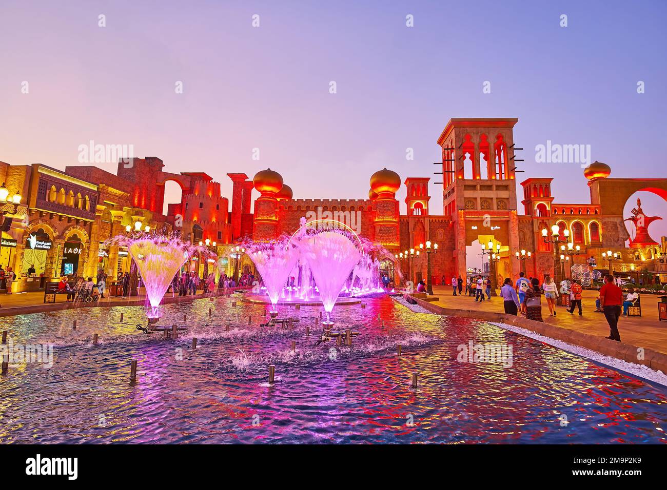 DUBAÏ, Émirats Arabes Unis - 6 MARS 2020 : les fontaines dansantes colorées sur la place de la culture du village global de Dubaï, la porte culturelle avec des coupe-vent et des oignons Banque D'Images