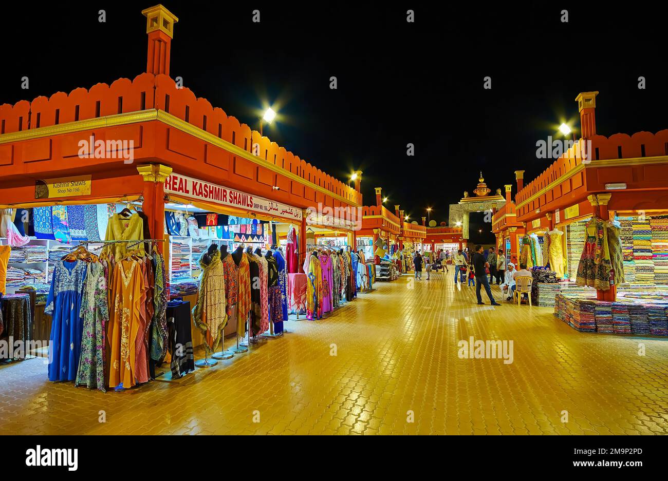 DUBAÏ, Émirats Arabes Unis - 6 MARS 2020 : les magasins du marché du textile en Inde Pavillon du village mondial de Dubaï, sur 6 mars à Dubaï Banque D'Images