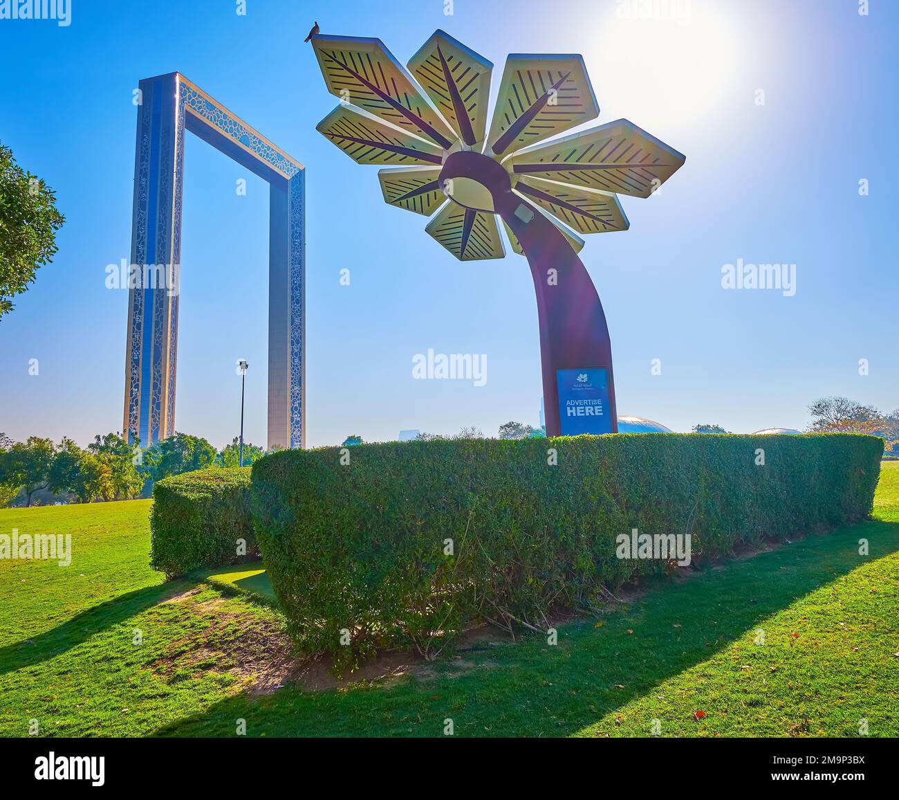 DUBAÏ, Émirats Arabes Unis - 6 MARS 2020 : parc Zabeel avec bâtiment Dubai Frame et station de charge solaire Smart Palm, entouré de buissons taillés, sur M Banque D'Images