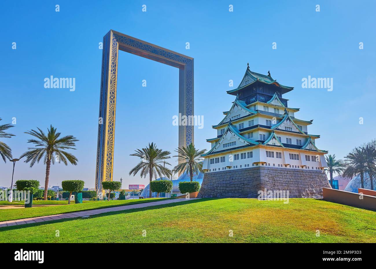 DUBAÏ, Émirats Arabes Unis - 6 MARS 2020 : le parc Zabeel ouvre la vue sur le château de Mini Osaka et l'impressionnant cadre de Dubaï en arrière-plan, sur 6 mars à Dubaï Banque D'Images