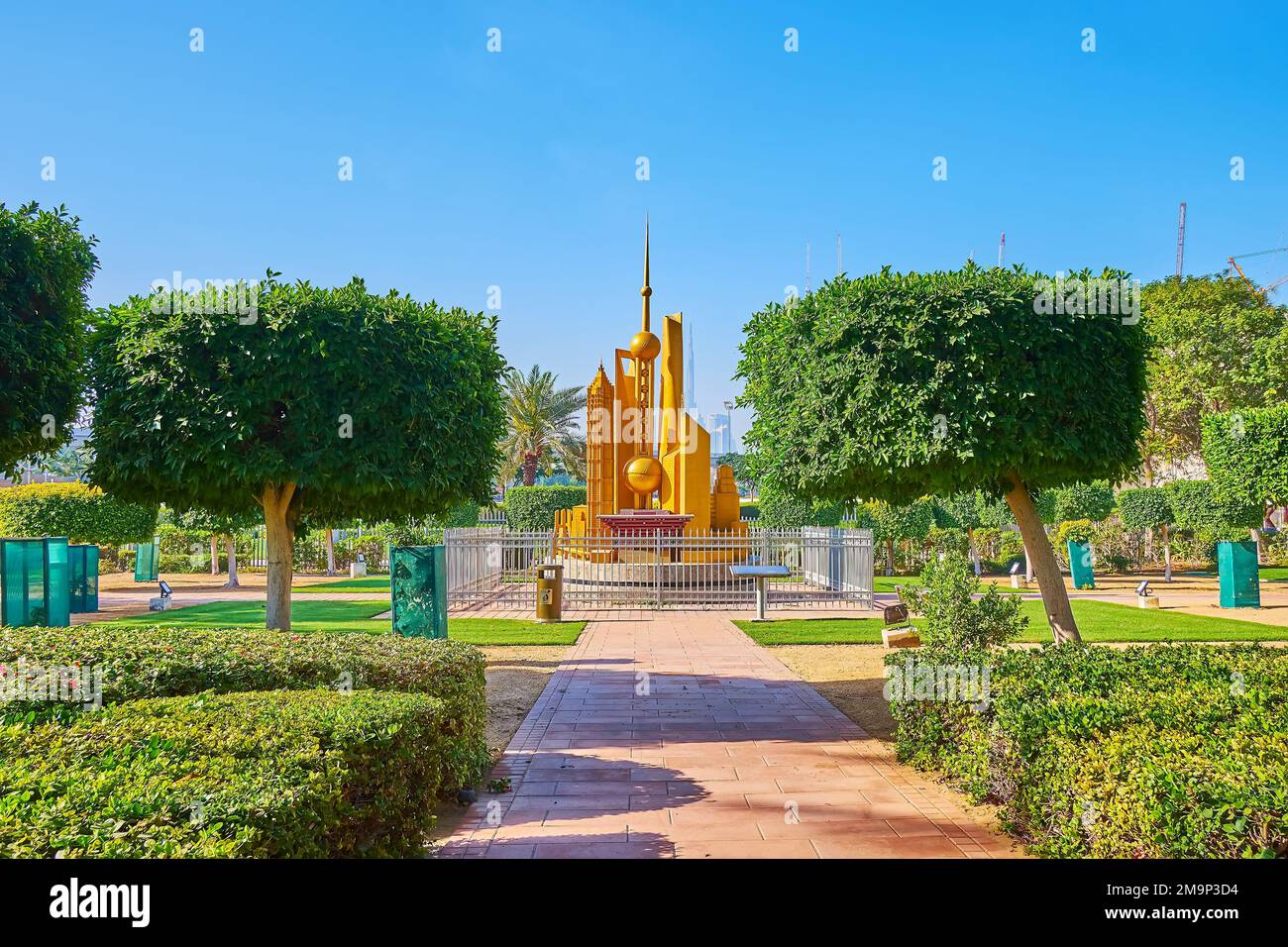 DUBAÏ, Émirats Arabes Unis - 6 MARS 2020 : parc topiaire Zabeel avec vue sur la sculpture modèle de la ville de Shanghai, sur 6 mars à Dubaï Banque D'Images