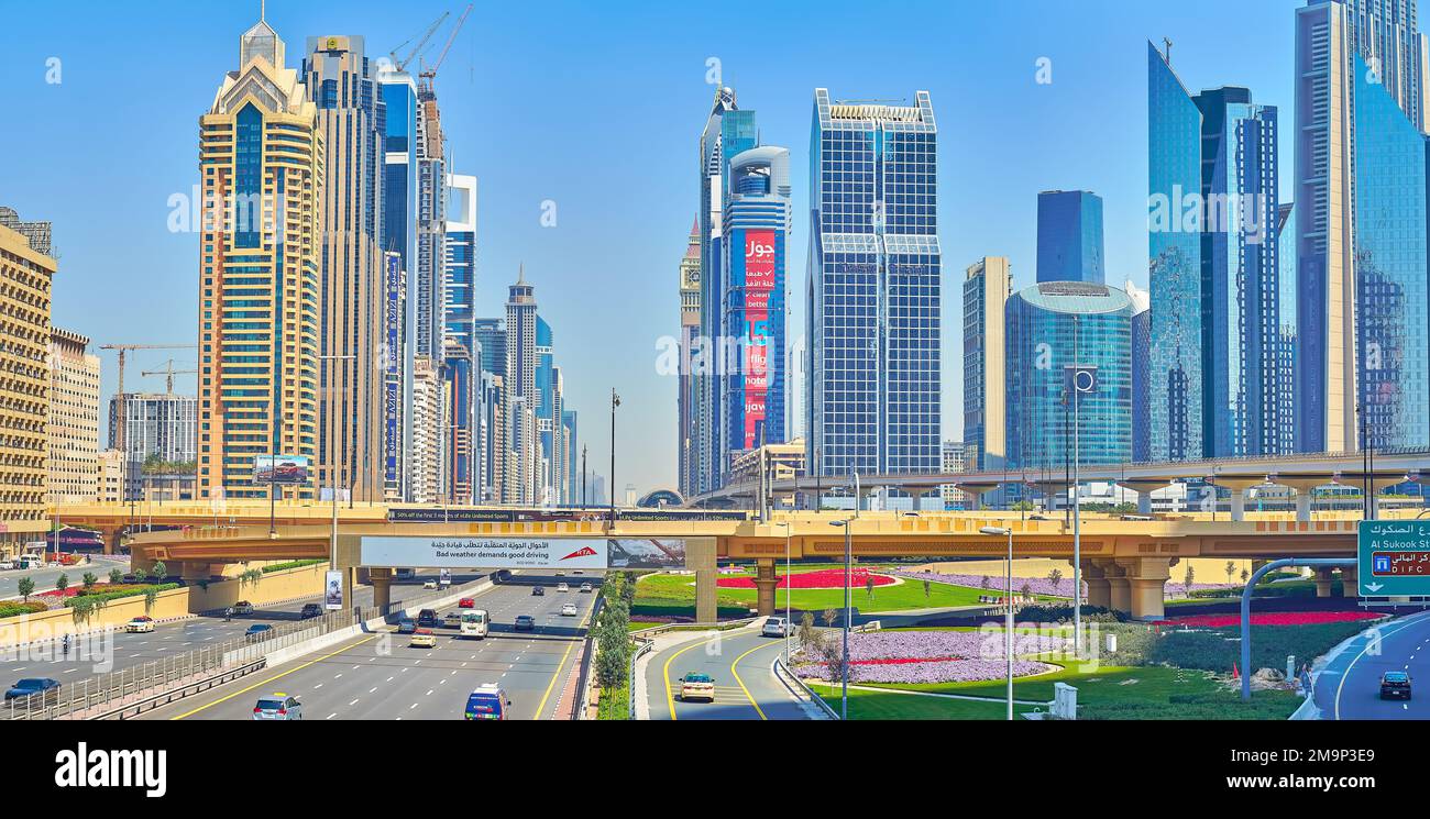 DUBAÏ, Émirats Arabes Unis - 6 MARS 2020 : Panorama avec Sheikh Zayed Road et bâtiments de Central Park Towers, Emirates Financial Towers, Dusit Thani Dubai, Carlto Banque D'Images