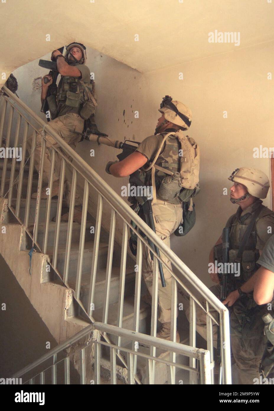 Marines de la Compagnie de golf, Bataillon Landing Team, 2nd Bataillon, 2nd Marines, 24th Marine Expeditionary Unit (Special Operations Aeacompétent) (MEU SOC), fouillent une maison pour des responsables du parti Baas (Ba'th) lors d'une patrouille à Qalat Sukar pendant l'opération LIBERTÉ IRAQUIENNE. Objet opération/série: LIBERTÉ IRAQUIENNE base: Qalat Sukar État: DHI Qar pays: Irak (IRQ) Banque D'Images