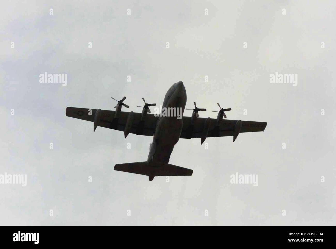 Un avion de cargaison Hercules C-130 du corps des Marines des États-Unis (USMC) se prépare à libérer 3rd marines du Bataillon de reconnaissance, à l'appui du 2nd Bataillon, 7th Marines, lors d'une simulation d'insertion de parachute dans une zone de dépôt inconnue à fort Magsaysay (Philippines), à l'appui de l'exercice BALIKATAN 2003. Objet opération/série: BALIKATAN 2003 base: Fort Magsaysay État: Luzon pays: République des Philippines (PHL) Banque D'Images