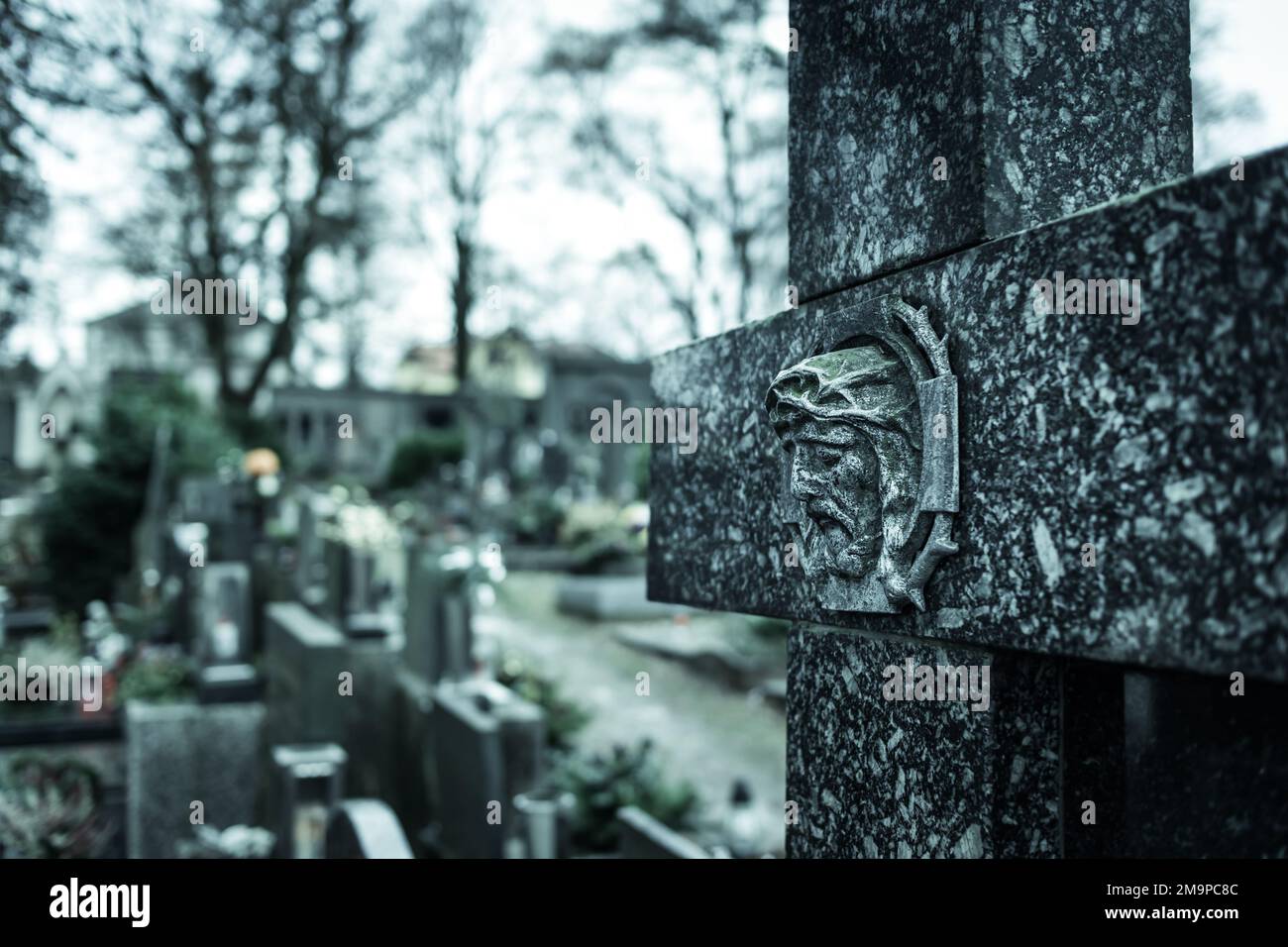 Croix de marbre dans le cimetière. Décoration de tombeau. Mémorisation de vos proches. Pierres tombales et une chapelle dans le cimetière public Banque D'Images