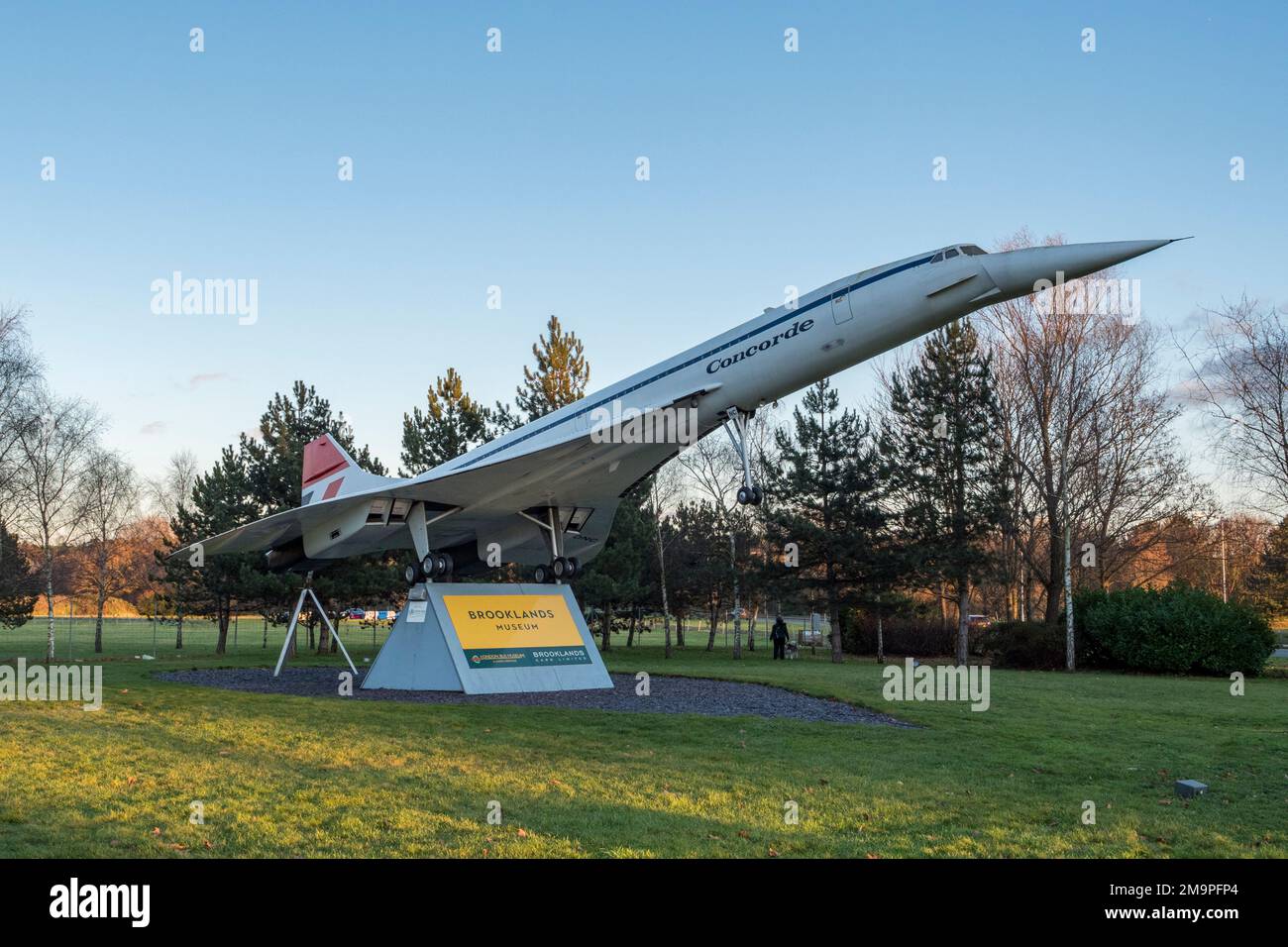 Modèle de bac aérospatiale Concorde à l'entrée du site, y compris Brooklands Muxseum, le London bus Museum et Mercedes-Benz Brooklands. Banque D'Images