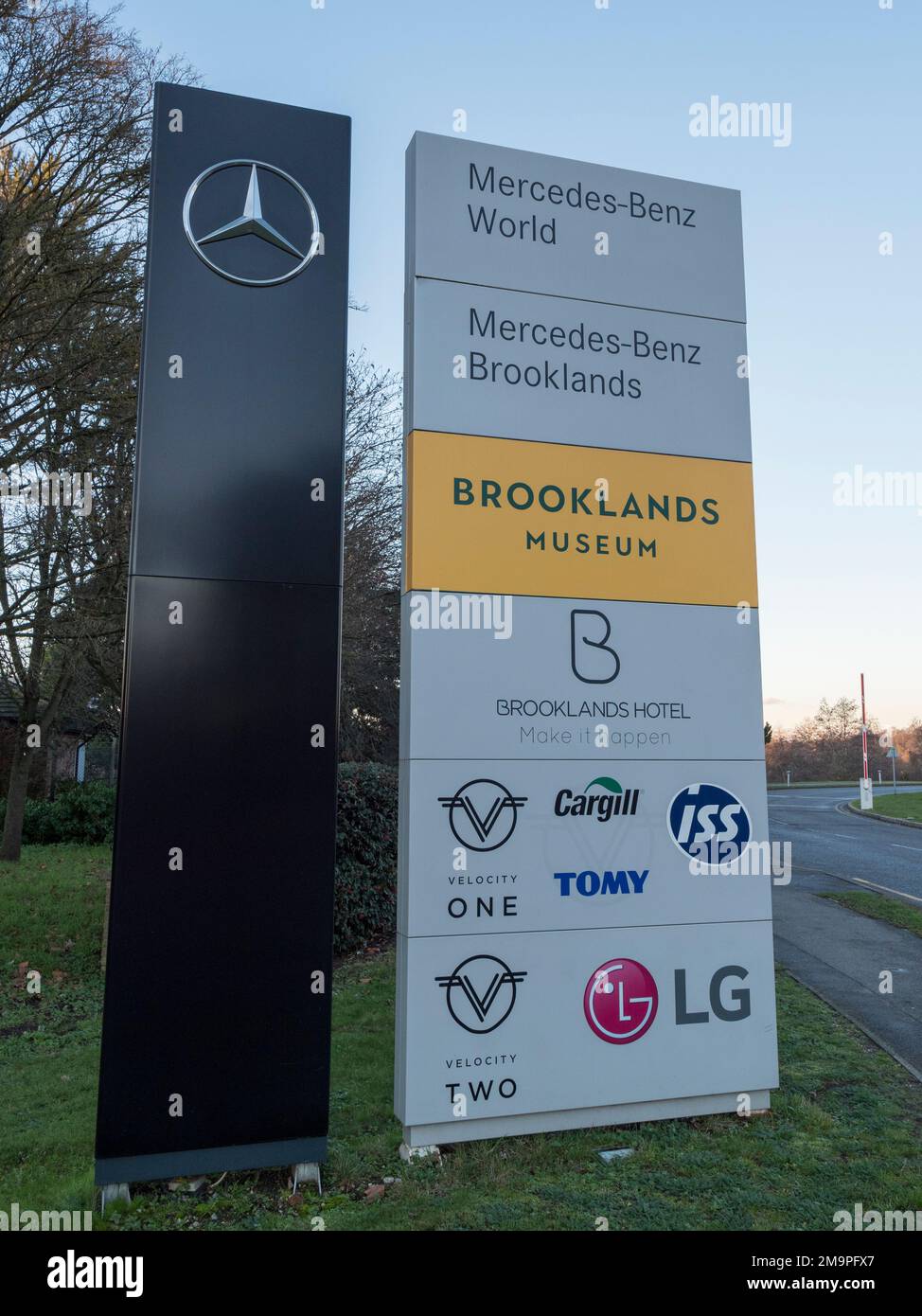Panneau d'entrée le site qui inclut le musée Brooklands, le musée de bus de Londres et Mercedes-Benz Brooklands, Woking, Surrey, Royaume-Uni. Banque D'Images