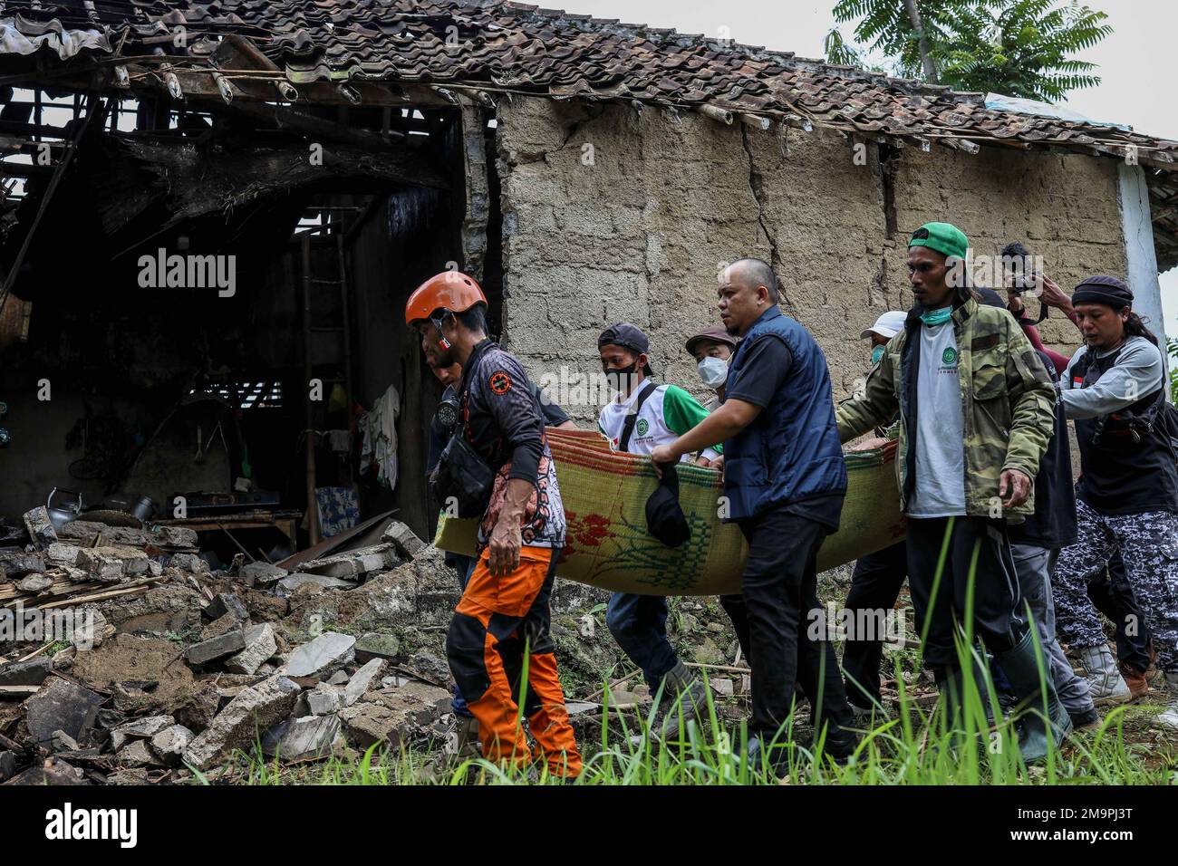 Rescuers carry a recovered body of a seven-year-old girl who was killed in Monday's earthquake, in Cianjur, West Java, Indonesia, Friday, Nov. 25, 2022. The magnitude 5.6 quake killed hundreds of people, many of them children, and injured thousands. (AP Photo/Garry Lotulung) Banque D'Images