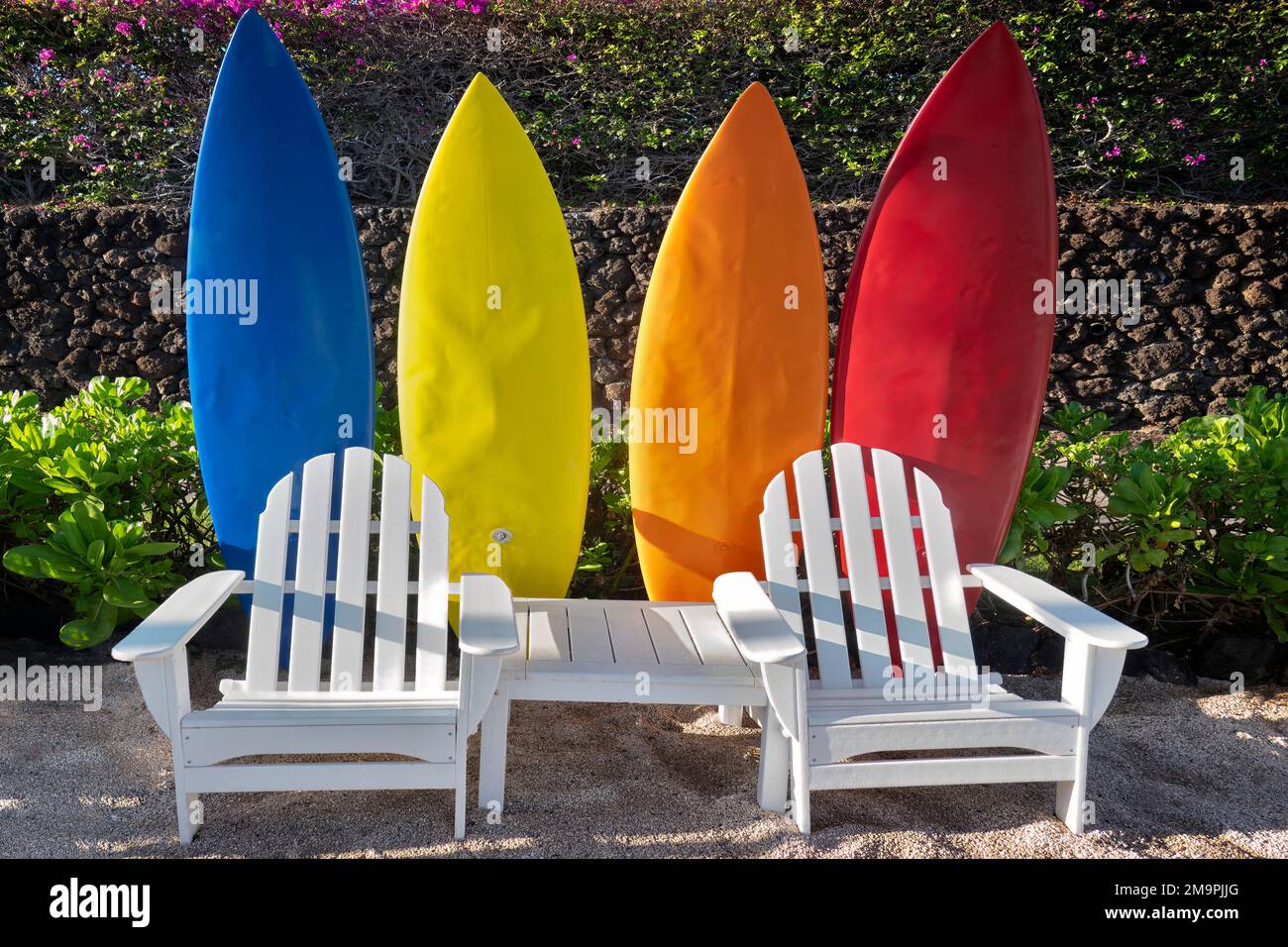 Chaises et planches de surf Adirondack. Hawaï la grande île Banque D'Images