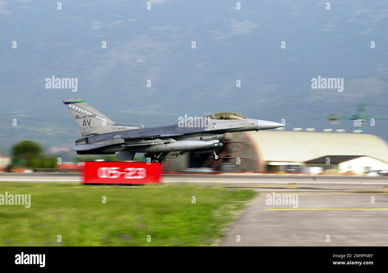 030513-F-1443F-030. Base: Aviano Air base État: Pordenone pays: Italie (ITA) Banque D'Images