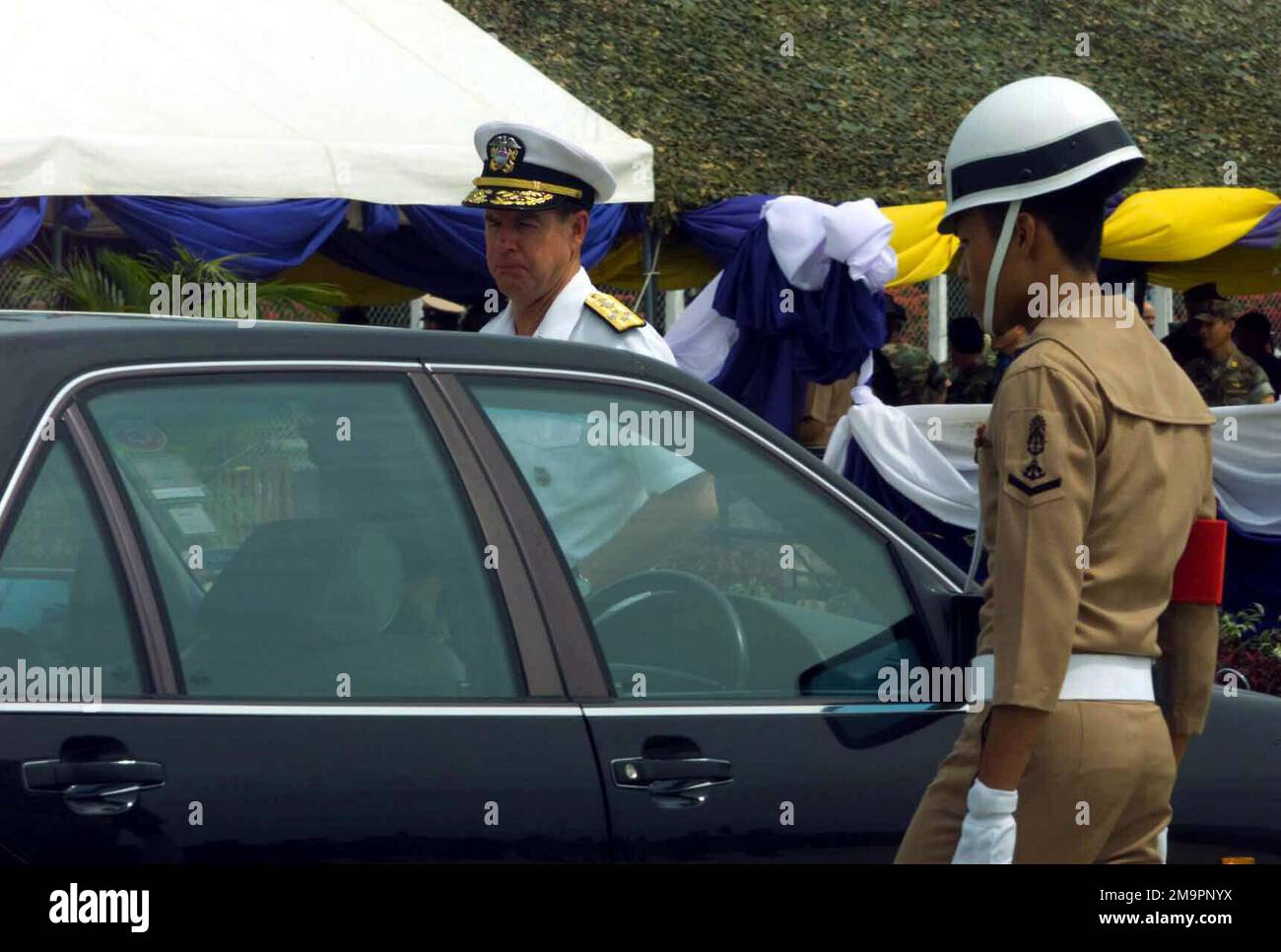 L'amiral (ADM) de la marine AMÉRICAINE Thomas Fargo (premier plan), commandant du Commandement du Pacifique américain, est escorté par un membre de la police militaire des Forces armées royales de Thaïlande, alors qu'il quitte l'aéroport national d'Utapao, en Thaïlande, lors de la cérémonie d'ouverture de l'exercice COBRA GOLD 2003. Objet opération/série: COBRA GOLD 2003 base: Utapao pays: Thaïlande (THA) Banque D'Images