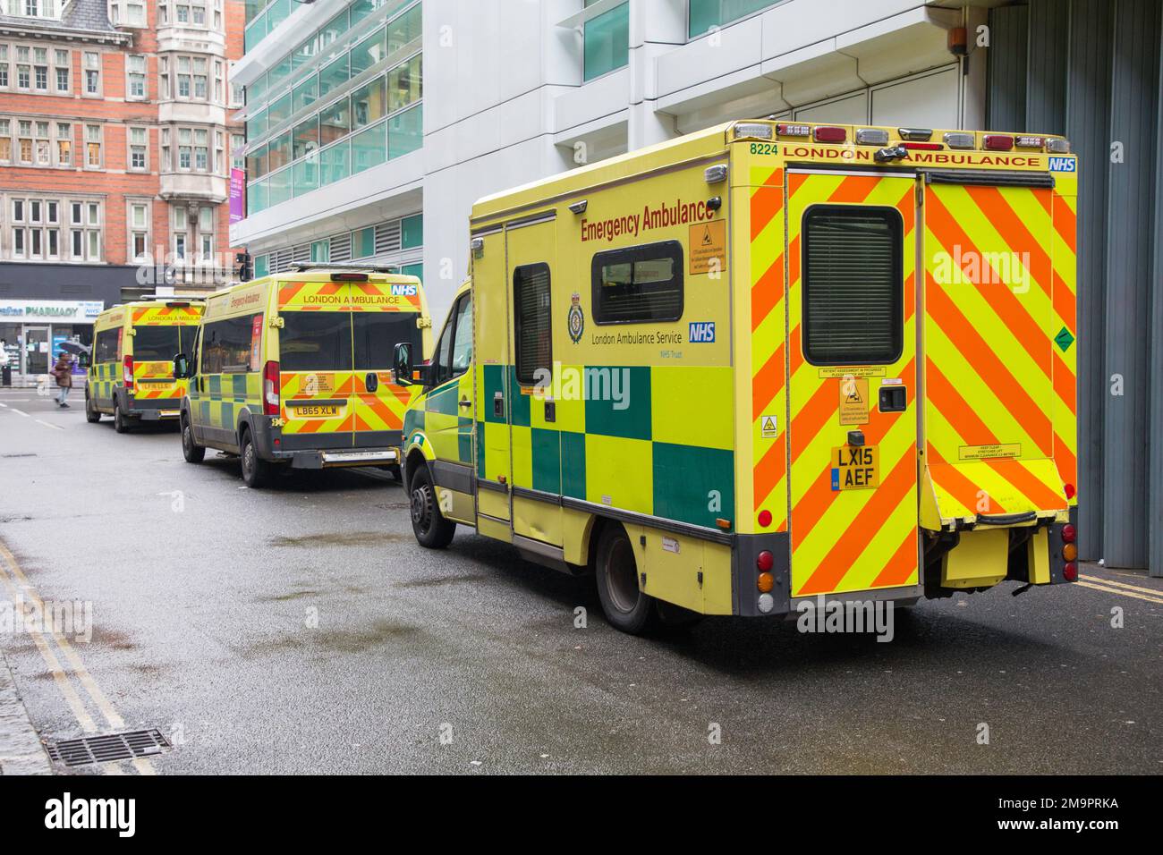 Les ambulances du NHS de Londres attendent à l'extérieur de l'hôpital universitaire Banque D'Images