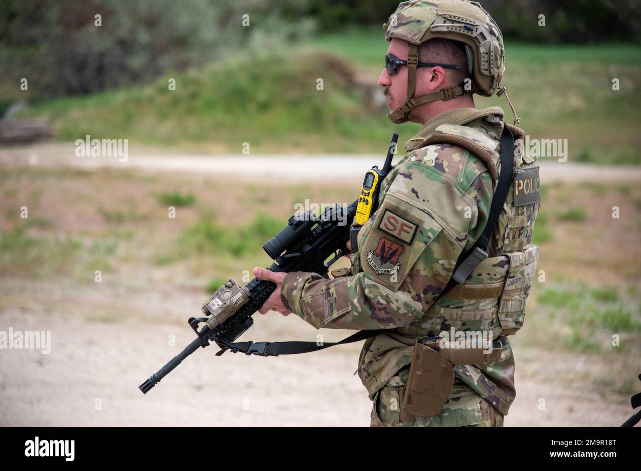 L'aviateur de classe 1st Aaron Clark, escadron des forces de sécurité, membre de la Force d'intervention, de la base aérienne de Mountain Home, Idaho, recherche une personne simulée non autorisée qui a franchi le périmètre lors de l'exercice Raging Gunfighter à la base aérienne de Hill, Utah, 20 mai 2022. Raging Gunfighter permet aux aviateurs de comprendre et d'expérimenter un plus large éventail de compétences professionnelles non essentielles afin que les futures équipes puissent fonctionner dans un format plus petit et plus léger. Banque D'Images