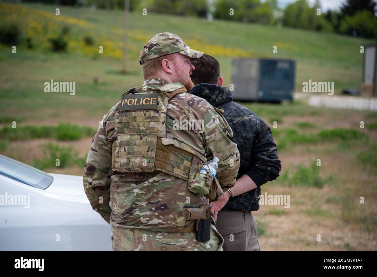 Des aviateurs confirmés, Zachary Thompson, 366th escadron des forces de sécurité, chef de la force d'intervention, base aérienne de Mountain Home, Idaho, appréhendent un adversaire potentiel simulé lors de la Raging Gunfighter 22-2 à la base aérienne de Hill, Utah, 20 mai 2022. L'escadre de combat de 366th a élaboré un exercice qui prouve davantage les concepts d'emploi de combat Agile pour préparer les aviateurs à des opérations futures potentielles. Banque D'Images