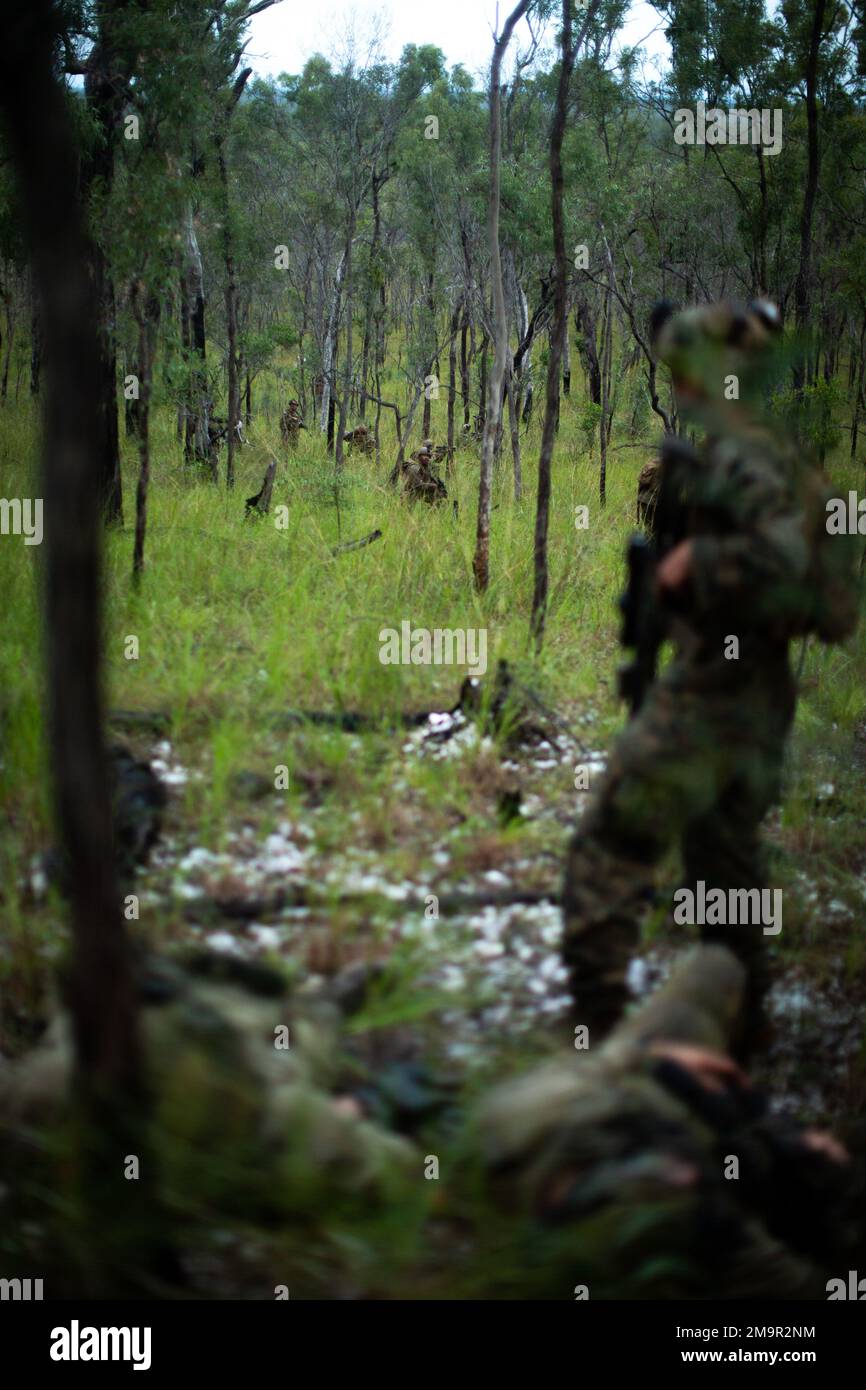 ÉTATS-UNIS Marines avec 3D peloton, Compagnie de Lima, 3D Bataillon, 7th Marine Regiment, élément de combat terrestre, Force de rotation marine-Darwin (MRF-D) 22, repousser les ennemis lors d'une simulation de défense au combat dans le cadre de l'exercice Southern Jackaroo 22 à l'aire d'entraînement de Shoalwater Bay, 21 mai 2022. Le Sud de Jackaroo est un exercice multilatéral mené par Marines avec des soldats de la FRM-D, de l'Armée australienne et de la Force d'autodéfense terrestre du Japon, qui se concentre sur l'entraînement au feu réel et à l'armement combiné. Banque D'Images