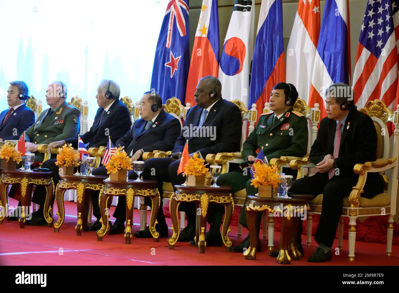 From right, ASEAN Secretary-General Lim Jock Hoi, Vietnam Defense Minister Phan Van Giang, U.S. Secretary of Defense Lloyd Austin, Thai Defense Minister Prawit Wongsuwon, Singapore's Defense Minister Ng Eng Hen, Russian Deputy Defense Minister Alexander Fomin and South Korea's Defense Minister Lee Jong-sup listen to Cambodian Prime Minister Hun Sen during the ASEAN Defense Ministers' Meeting-Plus in Siem Reap, Cambodia, Wednesday, Nov. 23, 2022. (AP Photo/Heng Sinith) Banque D'Images