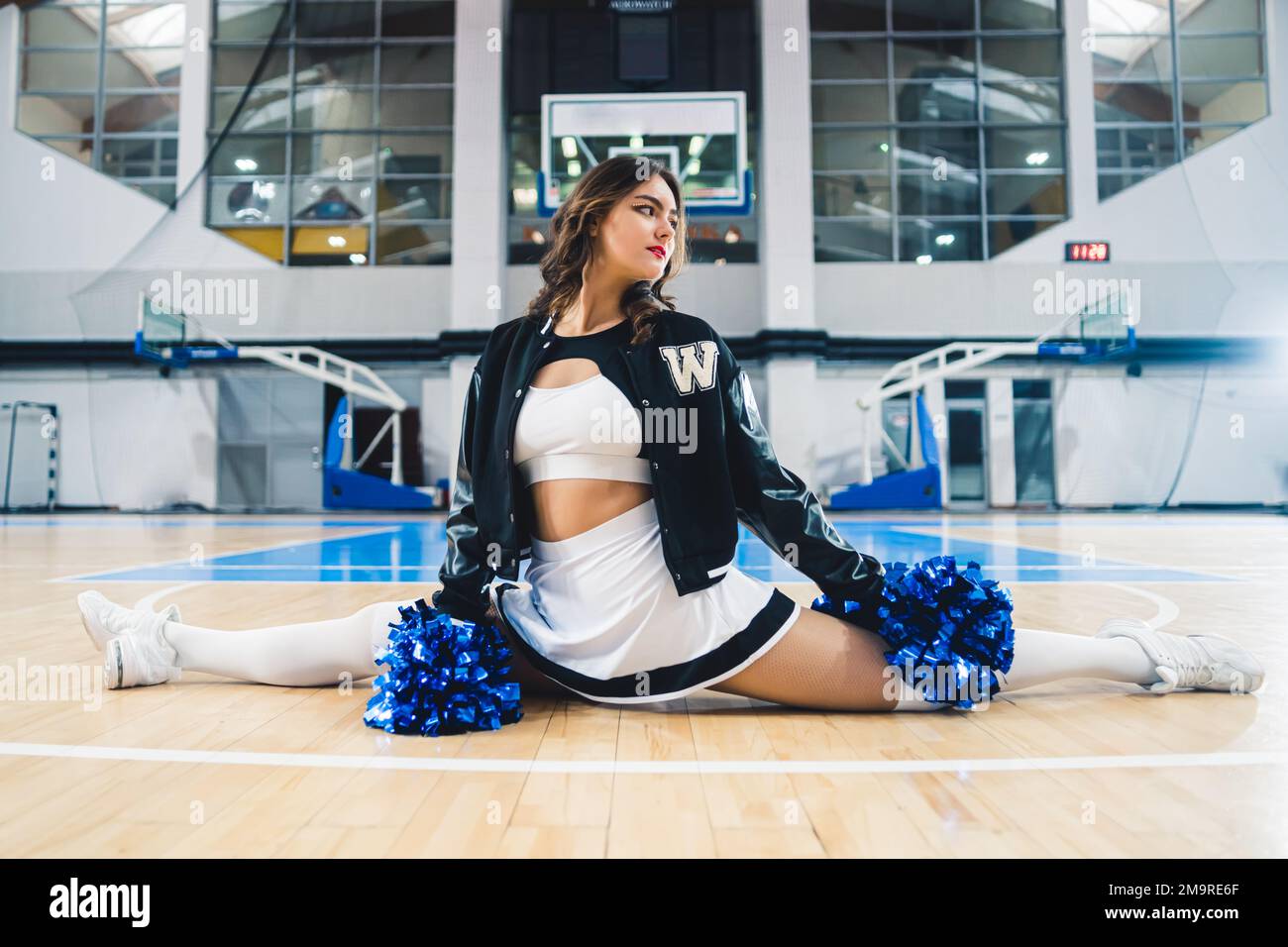 De Jolis Pom-pom Girls Posées Sur Le Sol Dans Des Pompons Bleus