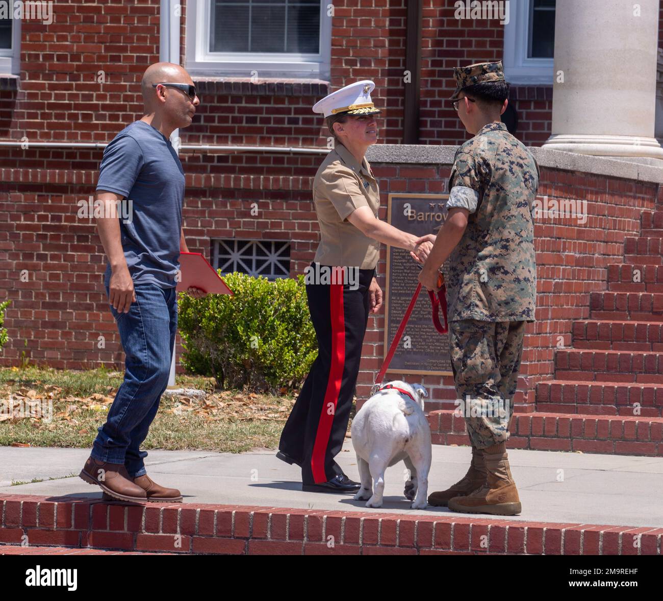 Le caporal Martin W. SandersMartinez, avec le quartier général et le Bataillon des services, milite la main avec Brig. Général Julie L. Nethercot, Commandant général de la région du dépôt et de l'est, on Marine corps Recruit Depot Parris Island S.C. (20 mai 2022). SandersMartinez et OPHA May passeront leur temps après le corps des Marines à Chicago, dans l'Illinois. Banque D'Images