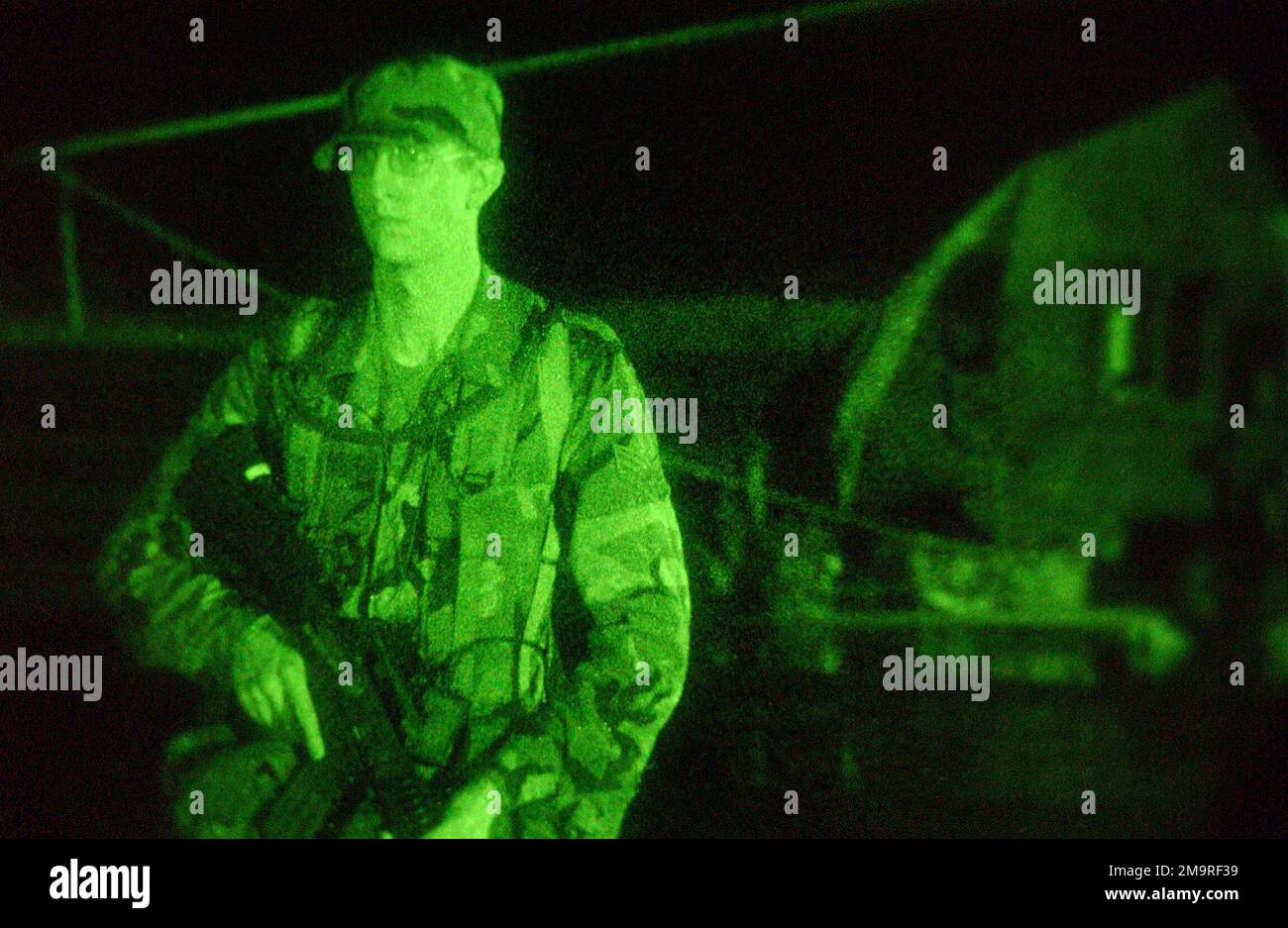 L'AVIATEUR PRINCIPAL (SRA) DE L'US Air Force (USAF) Morgan Davis, 52nd escadron des forces de sécurité (SFS), est armé d'un fusil M16A2 5,56mm alors qu'il tire une montre de sécurité de nuit, Déployé avec le Groupe expéditionnaire aérien (AEG) de 398th pour fournir des capacités de récupération du personnel et d'évacuation d'urgence à l'équipe d'enquête sur l'assistance humanitaire (HAST) et à l'équipe de sécurité antiterroriste de la flotte (FAST), à Lungi (Sierra Leone), en appui à la Force opérationnelle interarmées (foi) au Libéria. Objet opération/série: Foi LIBÉRIA base: Lungi pays: Sierra Leone (SLE) Banque D'Images