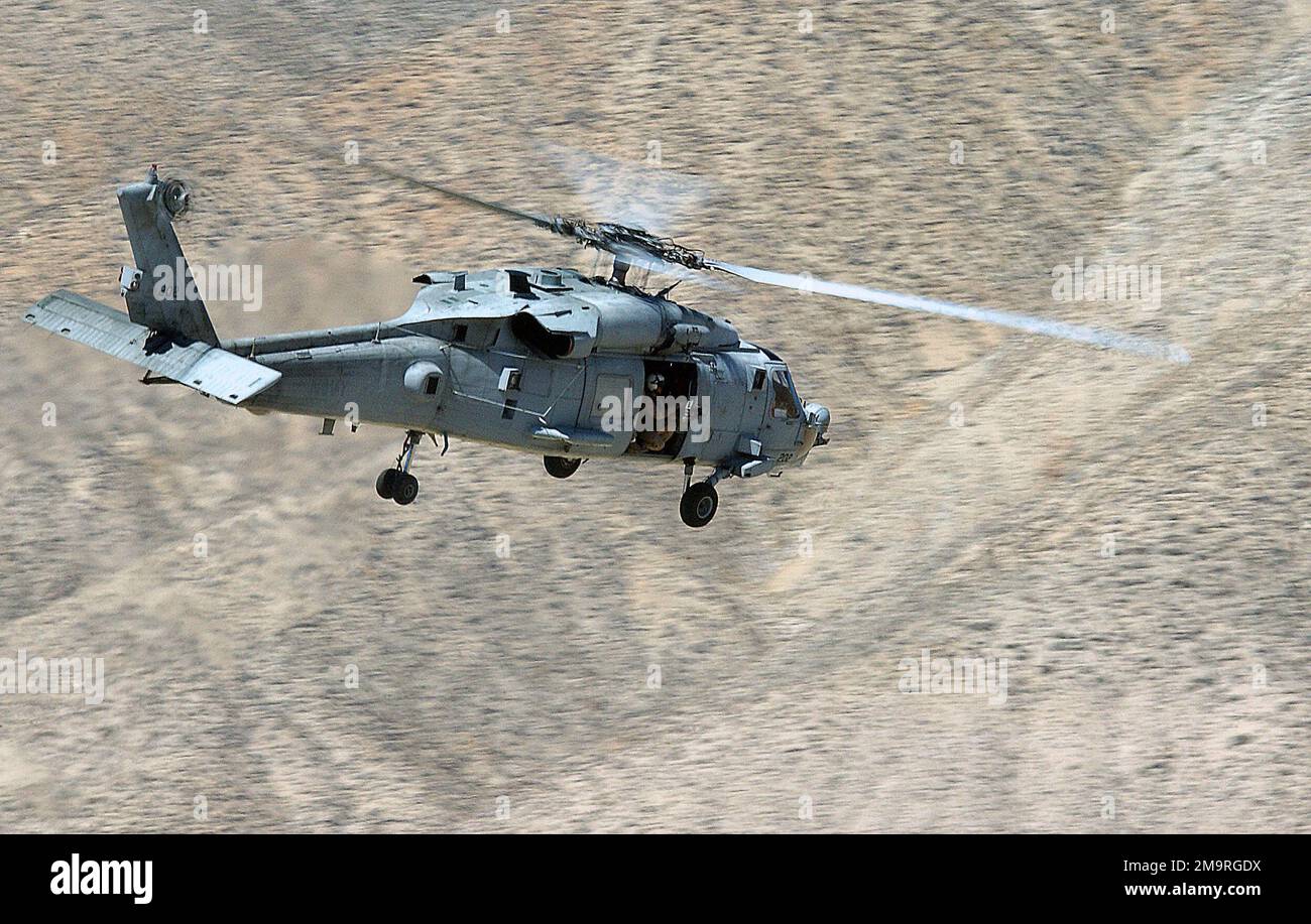 Un hélicoptère Seahawk HH-60F de la Marine américaine (USN) affecté à l'escadron spécial de soutien au combat pour hélicoptères six (HCS-6), prend son envol après avoir extrait des membres de l'équipe DE PHOQUES de la Marine américaine (USN) lors d'un exercice d'entraînement d'opération d'évacuation non combattantes (NEO) mené pendant LE SAUVETAGE DANS LE DÉSERT XI L'exercice est le premier exercice d'entraînement de recherche et de sauvetage au combat (CSAR) impliquant toutes les branches de l'armée américaine et se déroule dans les aires de répartition de la base aérienne navale de Fallon (NAS), Nevada (NV). Objet opération/série: SAUVETAGE DANS LE DÉSERT XI base: Station aérienne navale, État de Fallon: Nevada (NV) pays: États-Unis d'Amérique Banque D'Images Un hélicoptère Seahawk HH-60F de la Marine américaine (USN) affecté à l'escadron spécial de soutien au combat pour hélicoptères six (HCS-6), prend son envol après avoir extrait des membres de l'équipe DE PHOQUES de la Marine américaine (USN) lors d'un exercice d'entraînement d'opération d'évacuation non combattantes (NEO) mené pendant LE SAUVETAGE DANS LE DÉSERT XI L'exercice est le premier exercice d'entraînement de recherche et de sauvetage au combat (CSAR) impliquant toutes les branches de l'armée américaine et se déroule dans les aires de répartition de la base aérienne navale de Fallon (NAS), Nevada (NV). Objet opération/série: SAUVETAGE DANS LE DÉSERT XI base: Station aérienne navale, État de Fallon: Nevada (NV) pays: États-Unis d'Amérique Banque D'Images