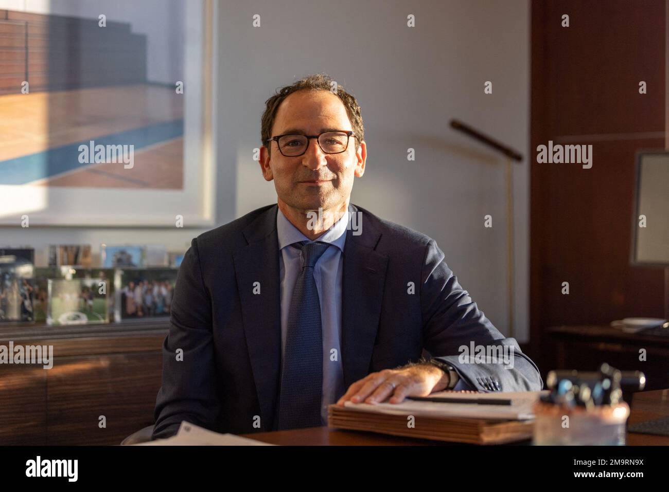 Jon Gray, président et chef de l'exploitation de Blackstone, présente un portrait au siège du