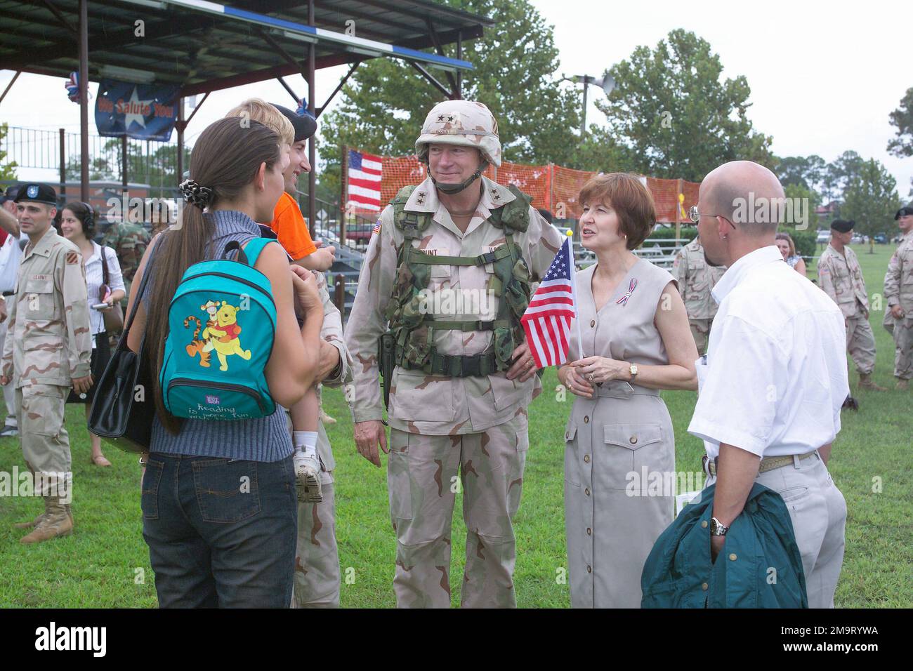 030822-A-0405B-028. ARMÉE DES ÉTATS-UNIS (États-Unis) le général de division (MGÉN) MG Buford C. Blount (au centre), commandant de la 3rd Infantry Division (ID), accompagné de son épouse, rend visite à des collègues lors d'une cérémonie de bienvenue à Cottrell Field, fort Stewart, en Géorgie (GA), en tant que soldats affectés au quartier général et au bataillon du quartier général (H&HB), 1/3 Artillerie de défense aérienne (ADA) et 2nd Artillerie 1/3 ADA, Réserve de l’Armée de Géorgie (AR), retour au pays après le déploiement de l’unité en Irak, à l’appui de l’opération LIBERTÉ IRAQUIENNE. Banque D'Images