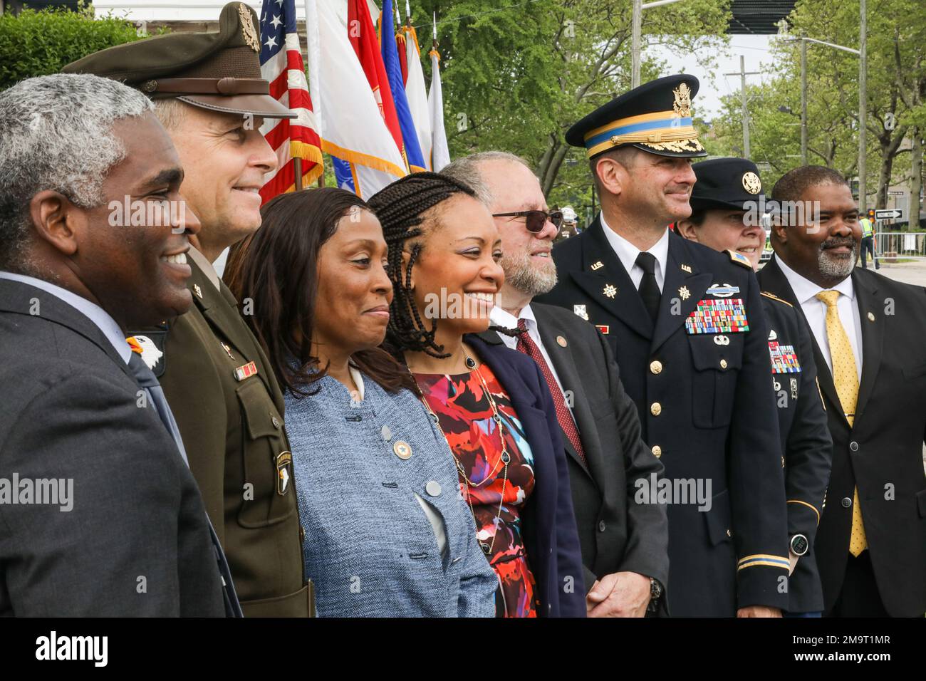 De gauche à droite, James Hendon, commissaire du département des anciens combattants de la ville de New York; Major général Thomas Tickner, Commandant général de la Division de l’Atlantique Nord du corps d’armée; Gloria Warren-Baskin, seul membre de la famille immédiate survivant du Lt Warren; Yvette Bourcicot, Secrétaire adjointe intérimaire de l’Armée (main-d’oeuvre et affaires de réserve); Steve Castleton, aide civile au secrétaire de l'Armée de terre; le colonel Craig Martin, commandant de la garnison de fort Hamilton; le sergent de commandement Eva Commons, sergent-major de la garnison de fort Hamilton; et Charles Walker, adjoint du commandant de fort Hamilton Banque D'Images