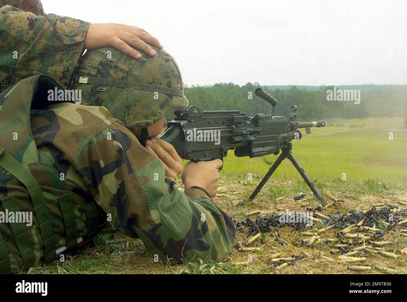 031015-M-9382M-024. US Marine corps (USMC) le caporal lance (LCPL) Strong, est montré ici pendant l'exercice ROLLING THUNDER 2003, à fort Bragg, en Caroline du Nord, reçoit l'entraînement d'une arme automatique FNMI 5,56mm M249 Squad (SAW). Banque D'Images